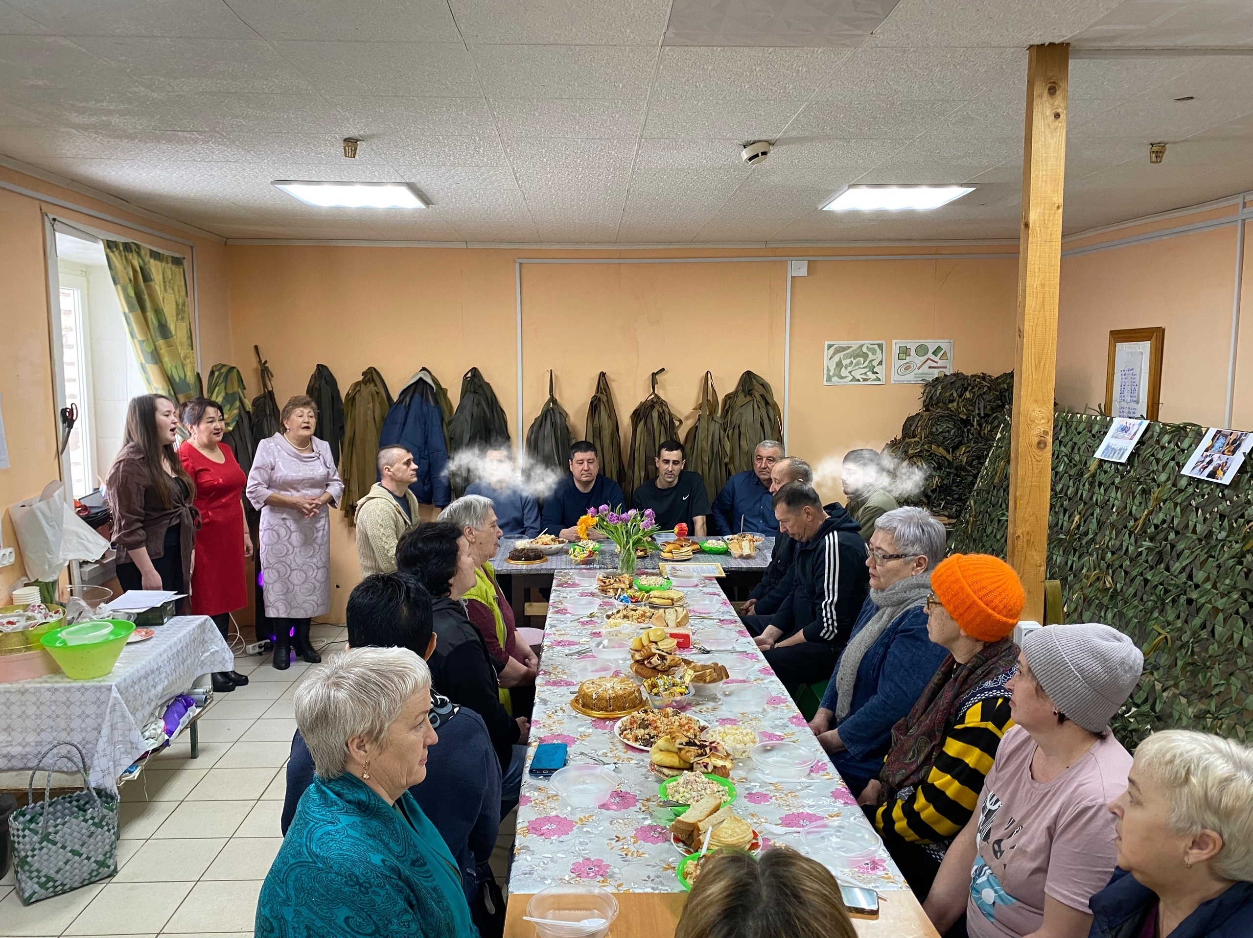Тёплая встреча в штабе «Сила Родной Земли»: цветы, стихи и долгожданные гости