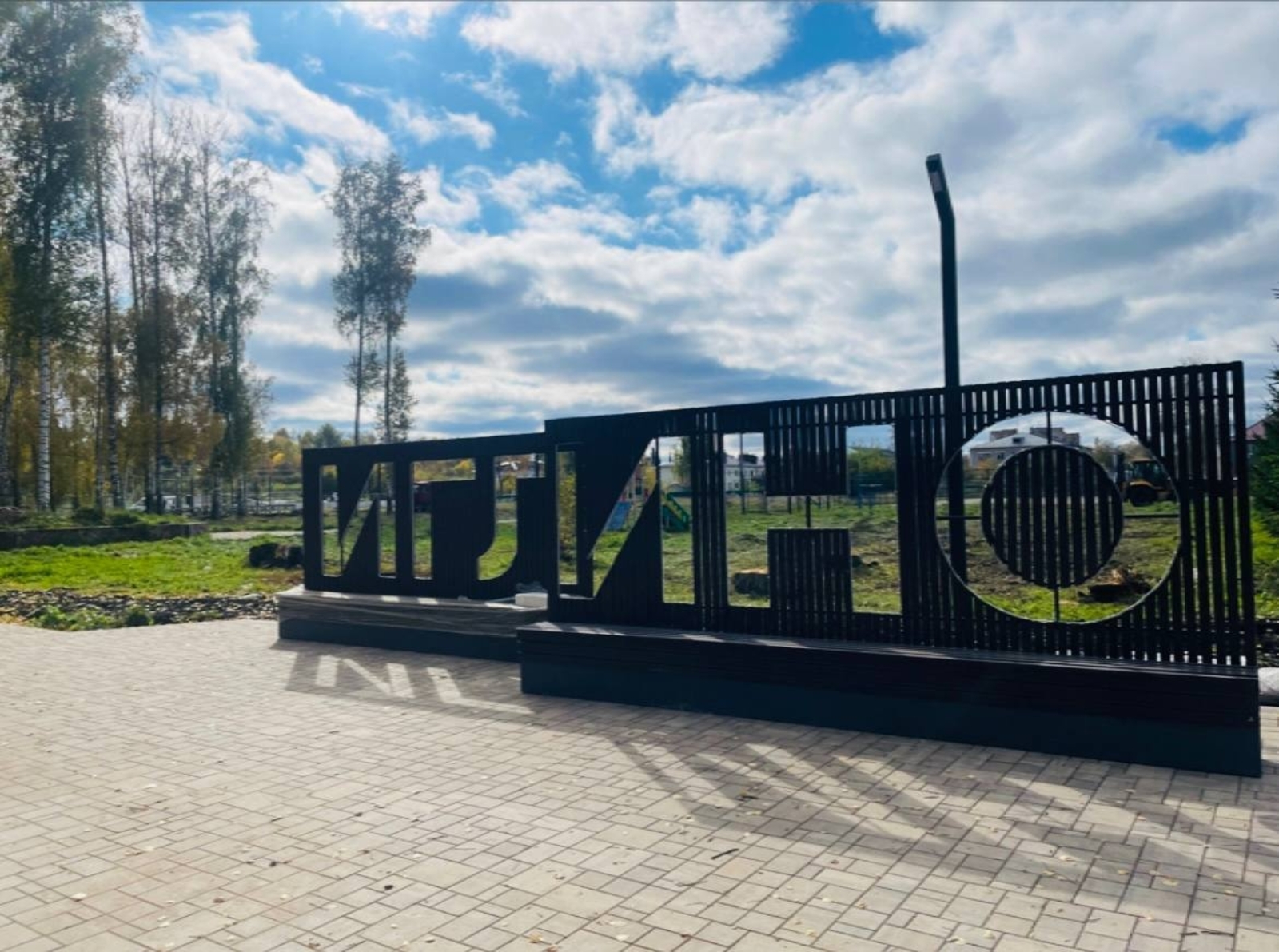 По просьбе жителей: в Иглино появились новые тротуары и парковка