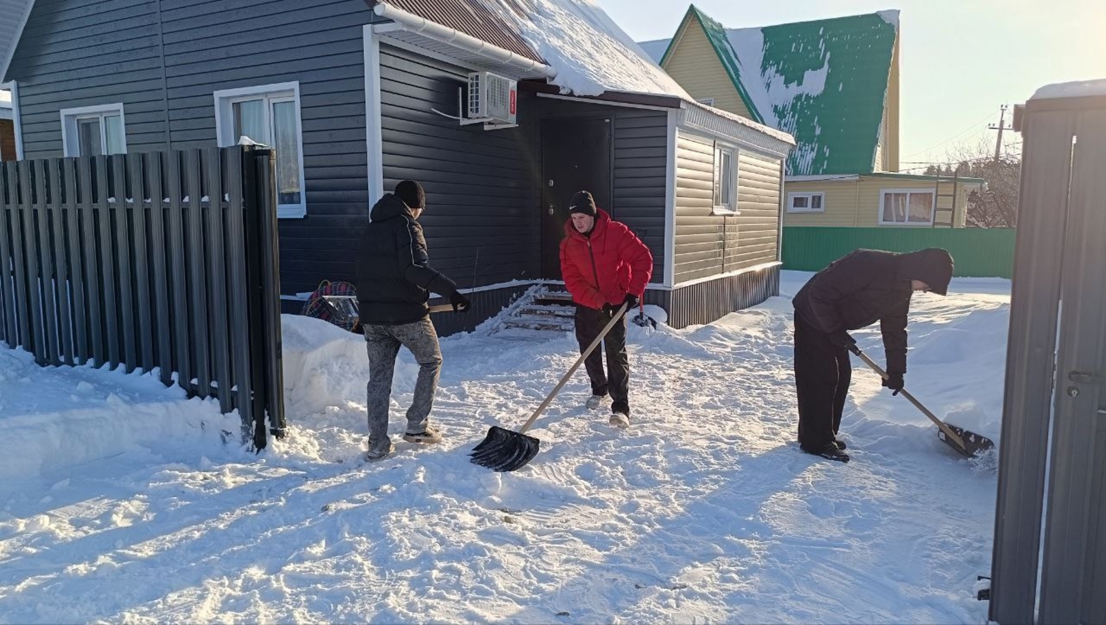 В Иглинском районе прошли волонтерские снеговые десанты для помощи пожилым
