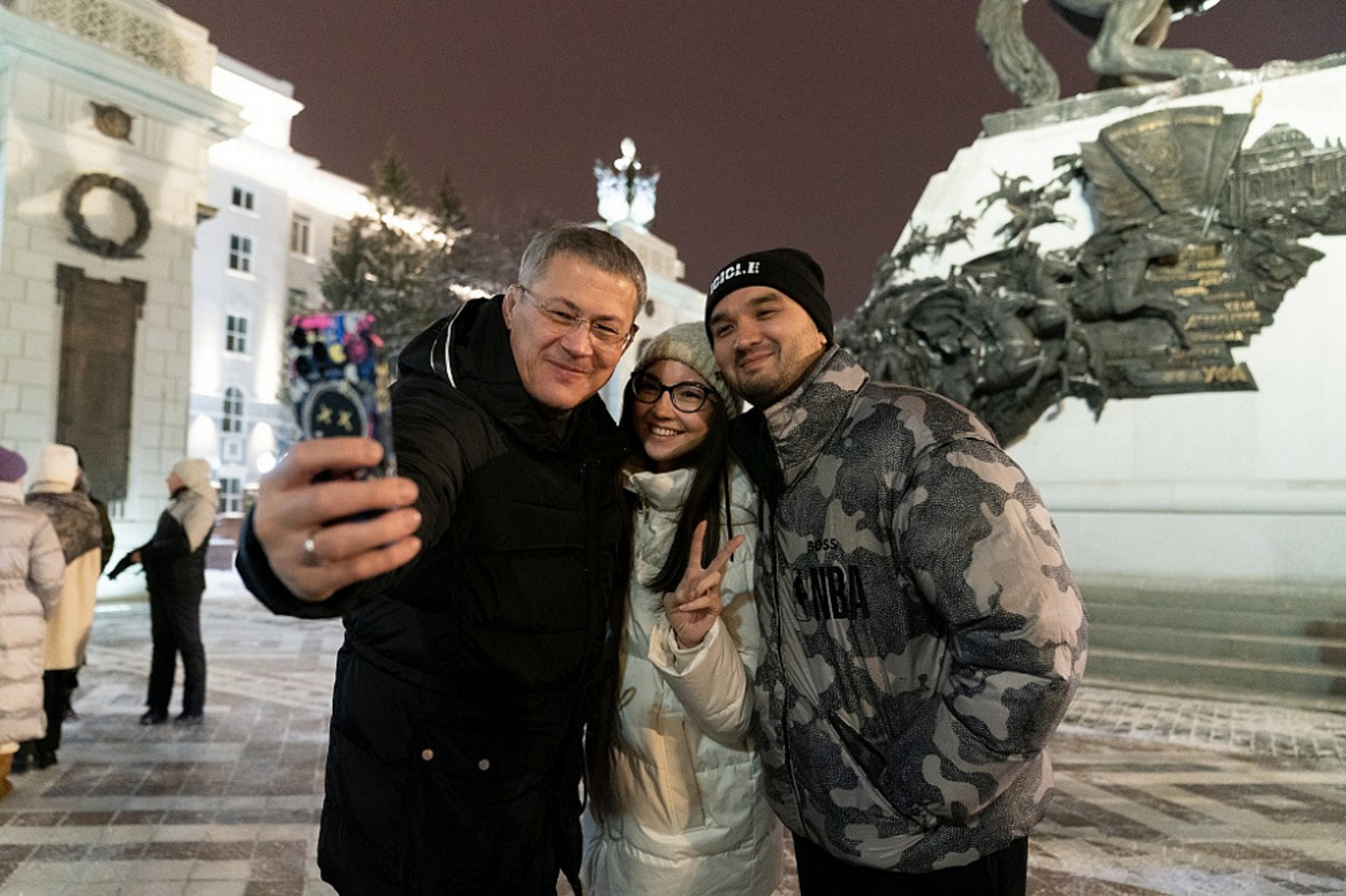 Радий Хабиров в новогоднюю ночь посетил Советскую площадь и фестиваль Terra Zima