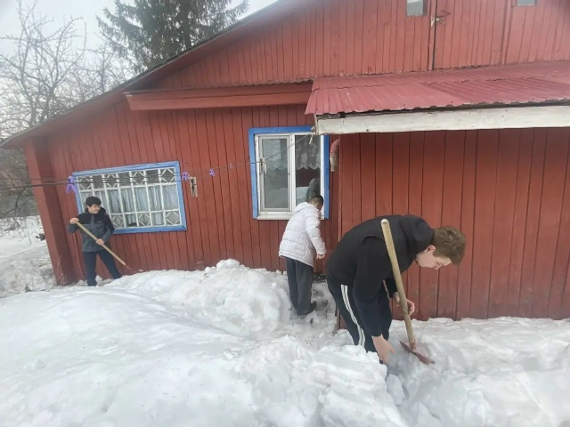 Волонтёры 8д класса пришли на помощь ветерану ВОВ
