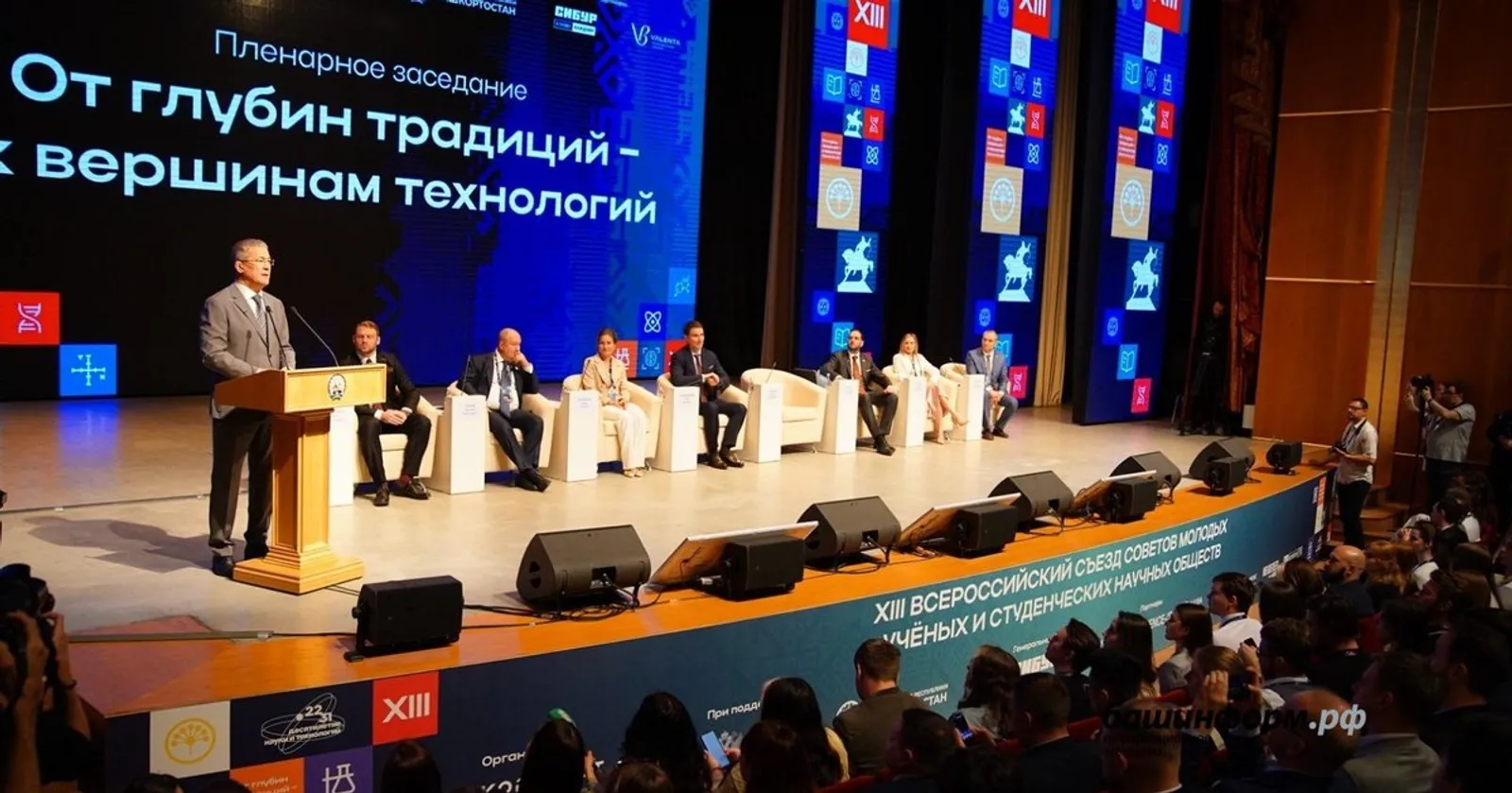 «А может быть, и впрямь остаться»: мнения молодых ученых о первом дне съезда СМУ