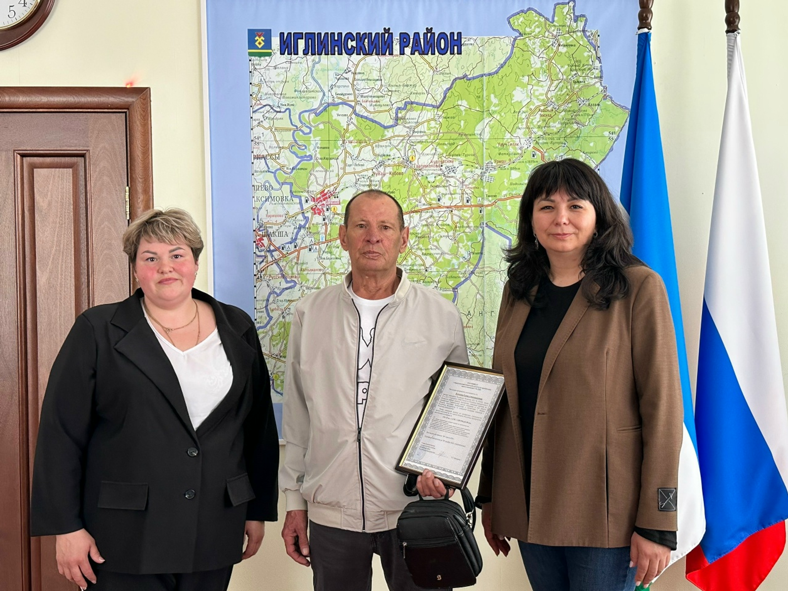 В Башкирии глава администрации вручила жилищные сертификаты иглинцам