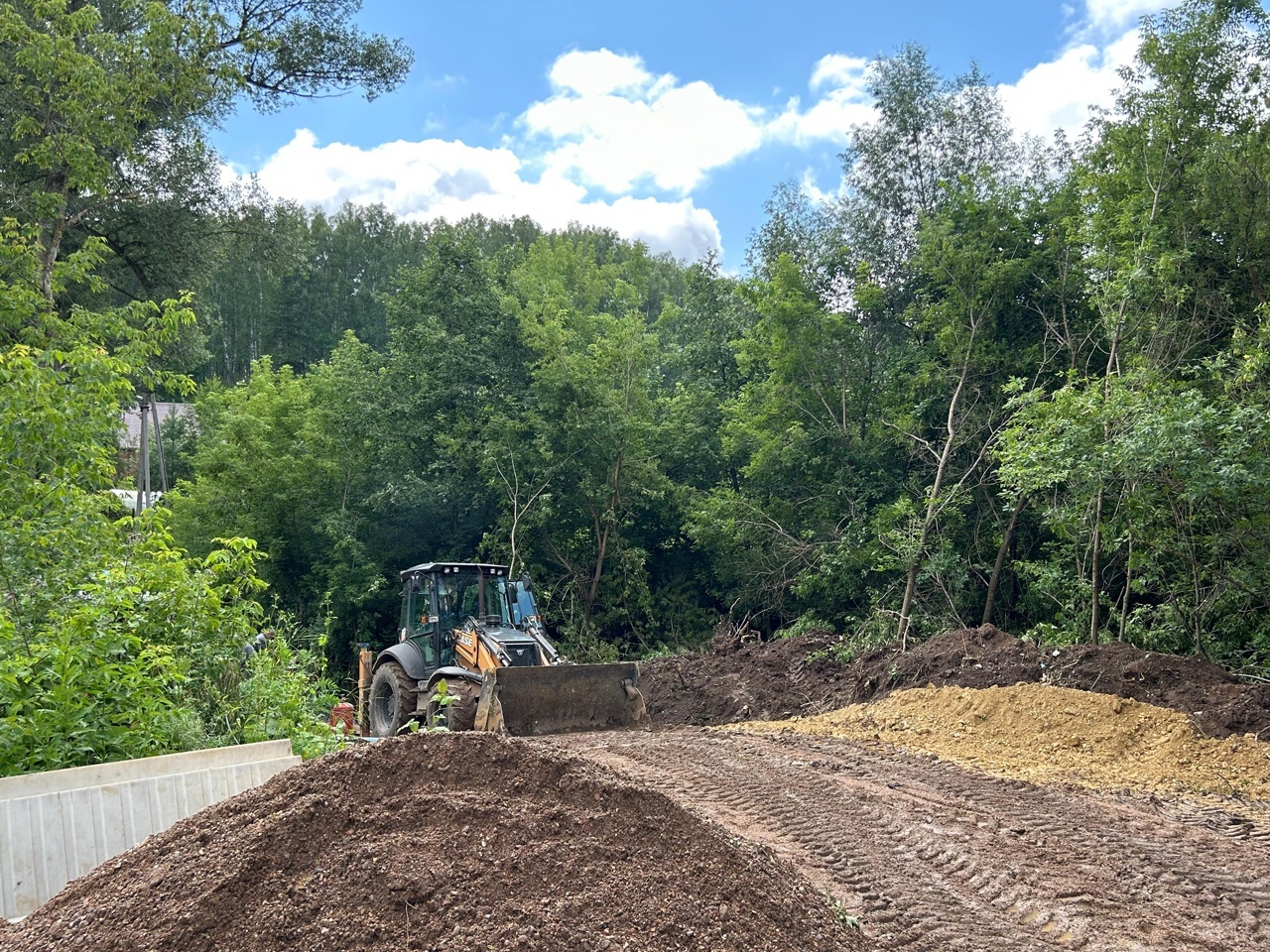 В селе Охлебинино обустраивают переход через реку Мончага