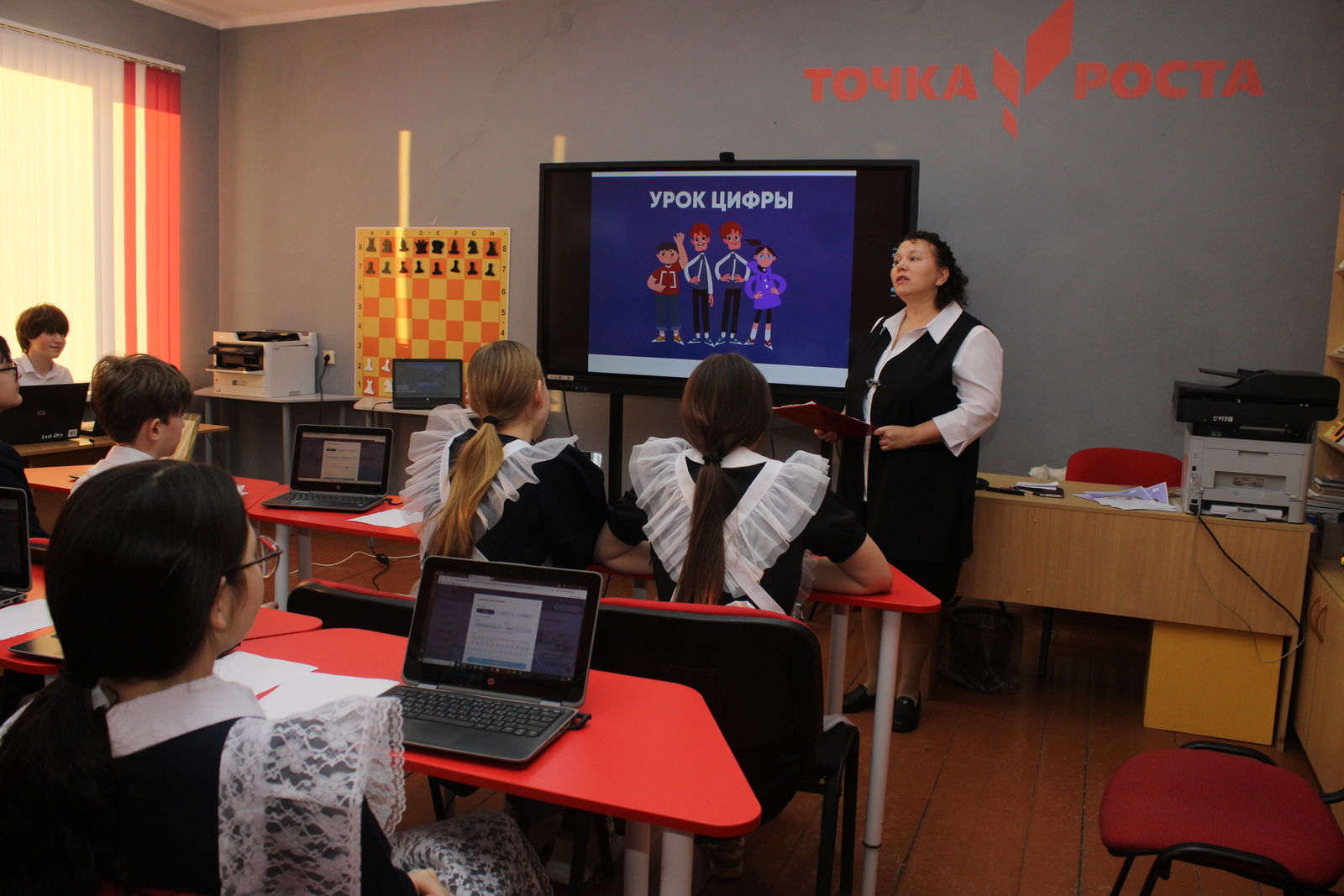 «Урок цифры» в Иглино: Школьники осваивают нейросети и учатся безопасности