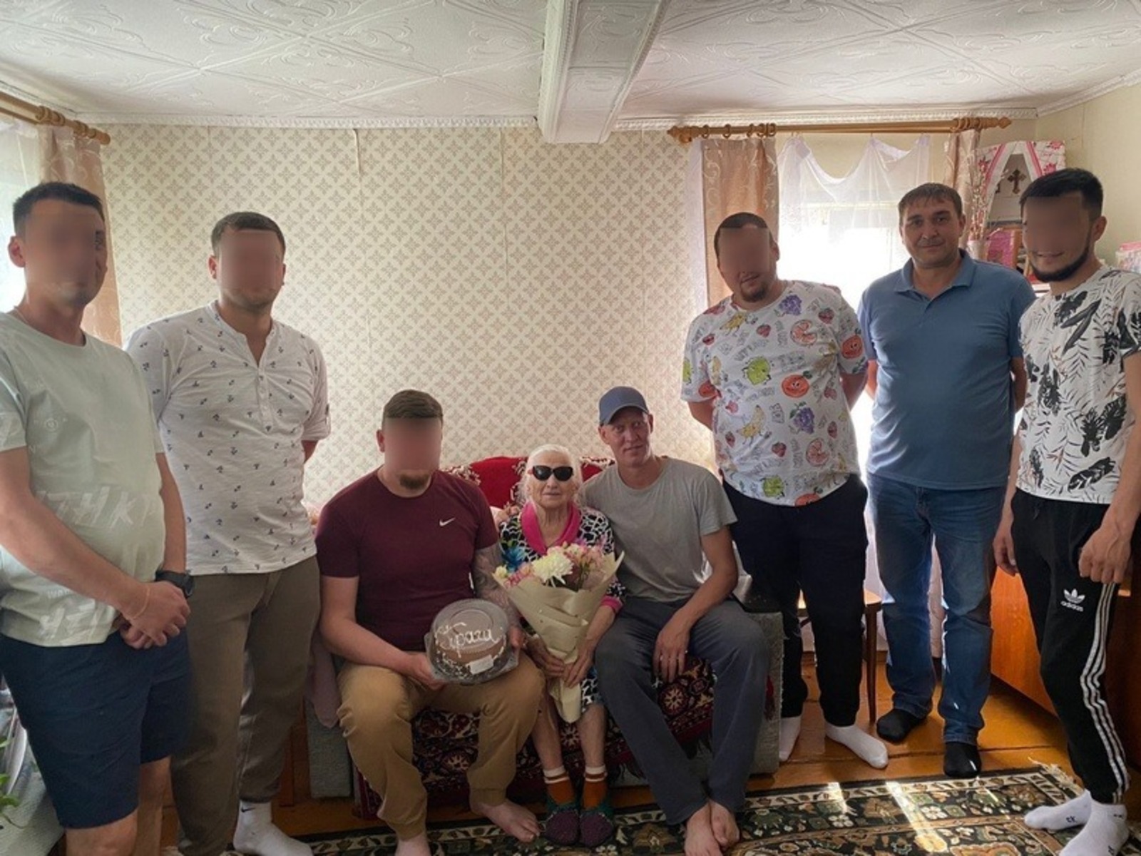 Башкирские бойцы побывали в гостях у женщины, подарившей им свой УАЗик