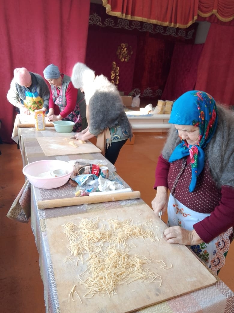 Жители Урунды готовят на передовую партию гуманитарной помощи