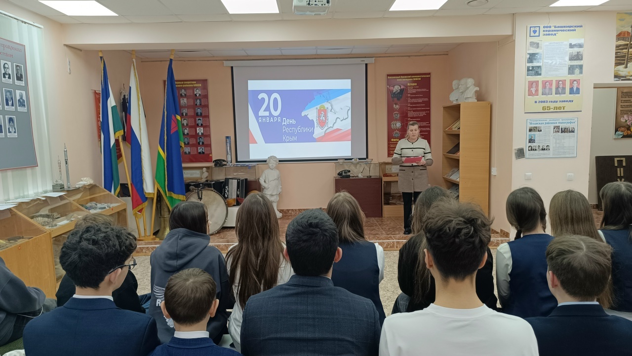 В  районном музее школьники совершили путешествие по страницам истории