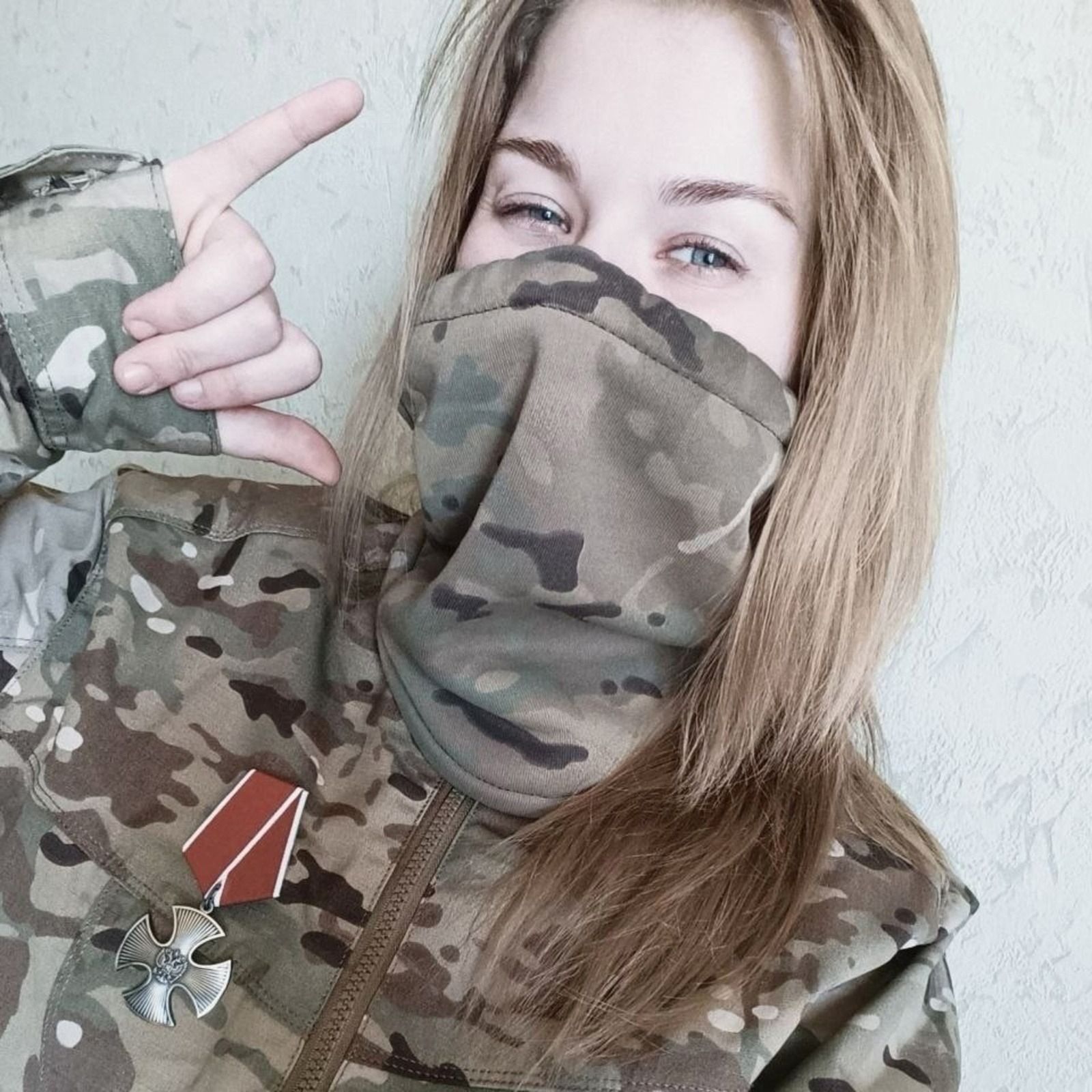 Военнослужащая с позывным "Радистка" получила награду за участие в штурме Авдеевки
