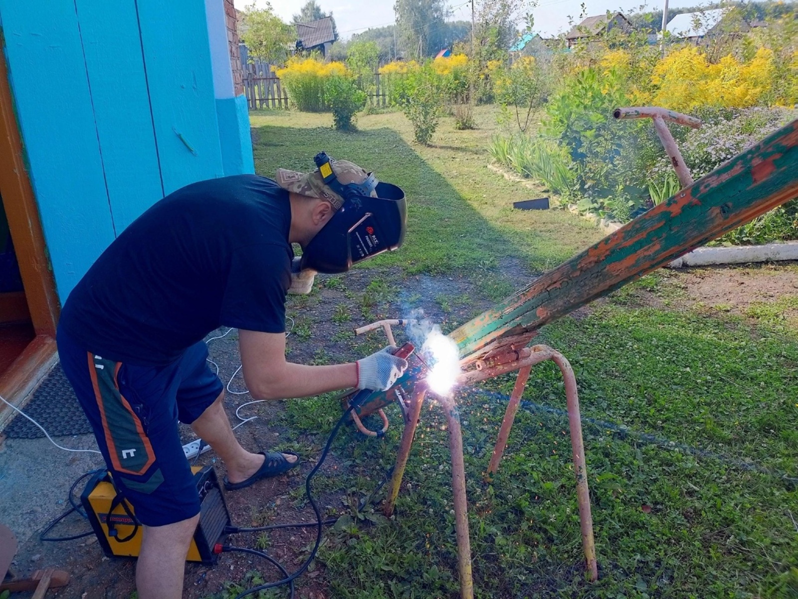 Боец " Лягуш" восстановил детскую площадку в Буденновском