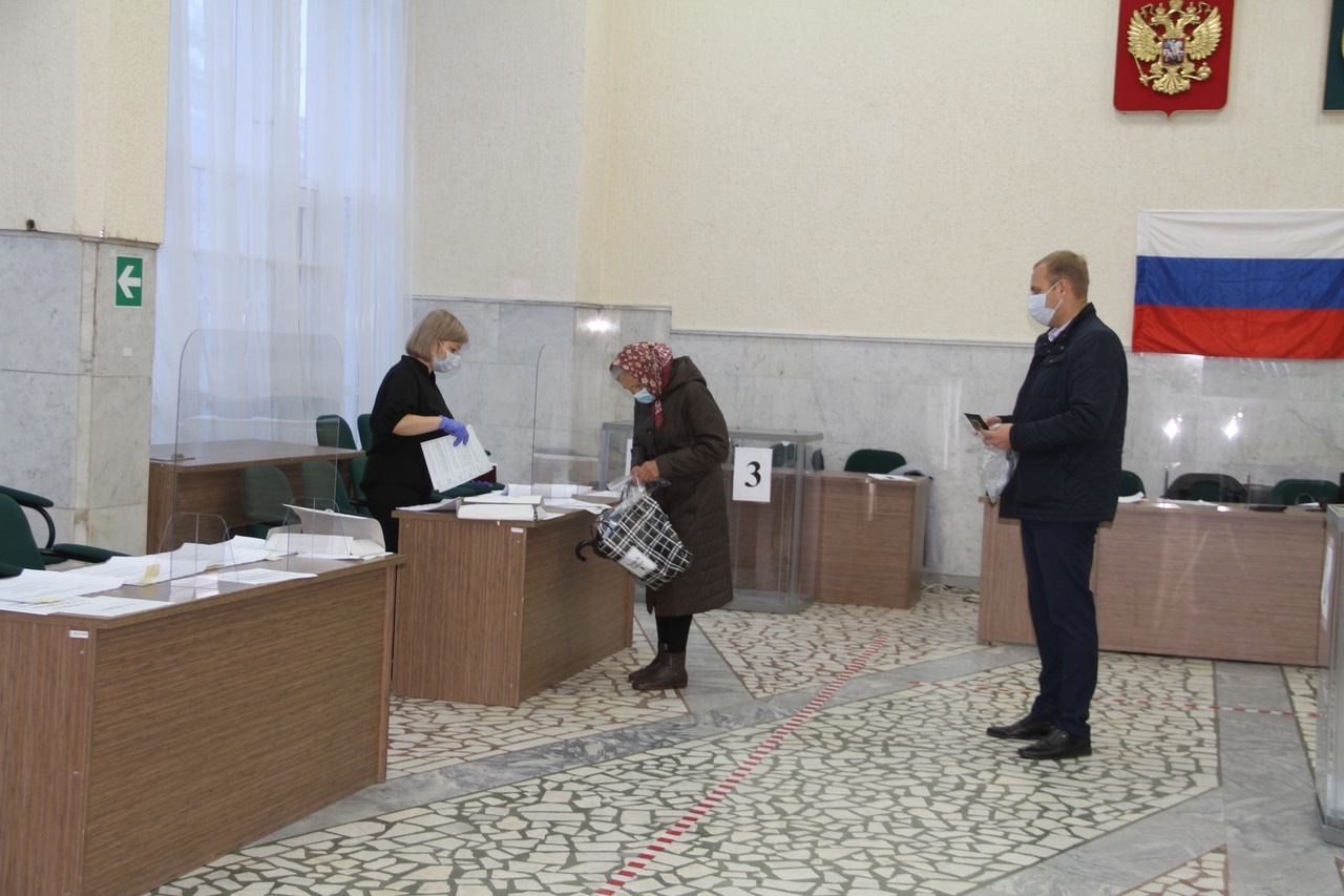 Первые лица администрации, депутаты сельских советов и уважаемые жители района проявляют активность в голосовании