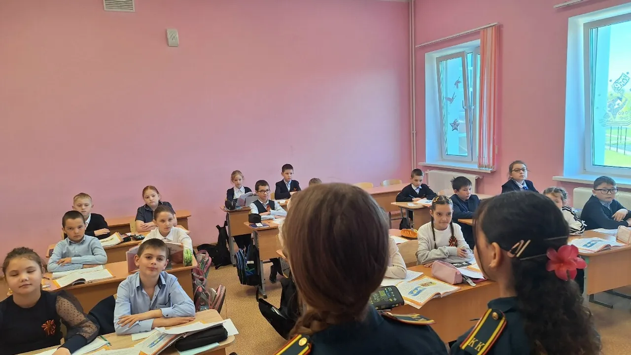 Кадеты МЧС научили младших школьников правилам безопасности на  дороге