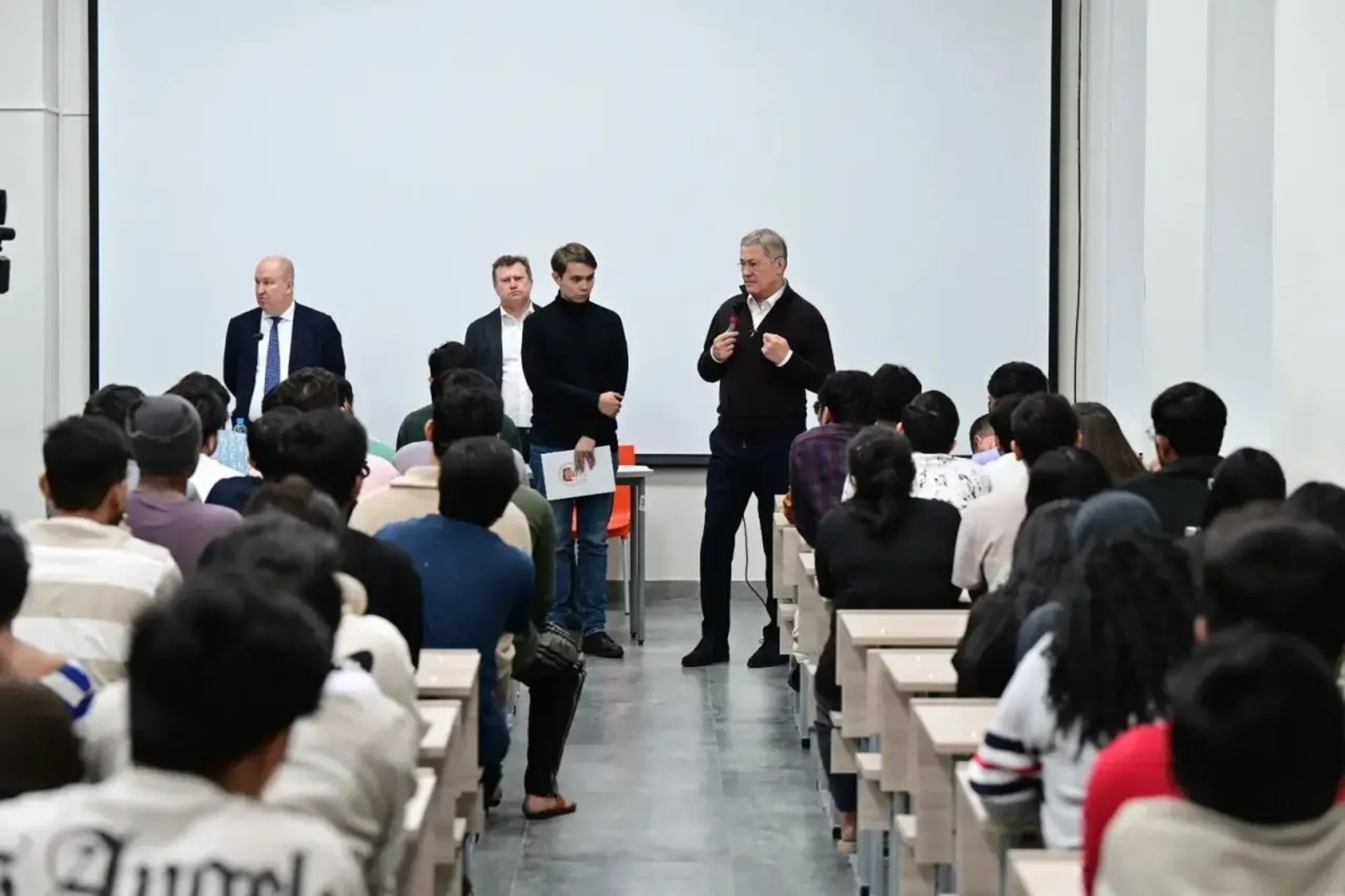 Радий Хабиров встретился с иностранными студентами из Индии