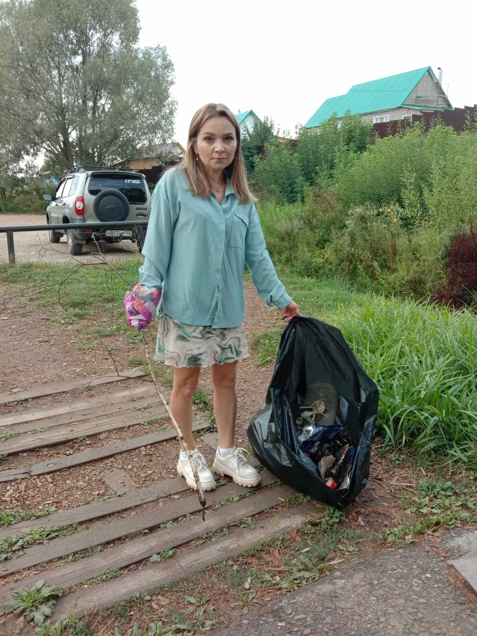 «Давайте начнём с себя»: жительница села Иглино шокирована количеством мусора на улицах райцентра