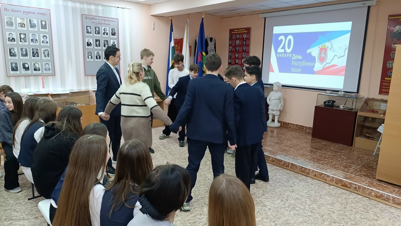 В  районном музее школьники совершили путешествие по страницам истории