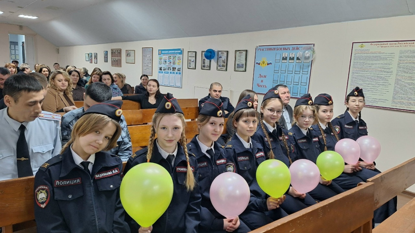 Кадеты полицейского класса поздравили сотрудниц ОМВД с женским днем