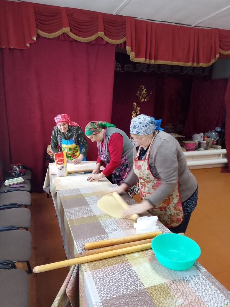 Жители Урунды готовят на передовую партию гуманитарной помощи