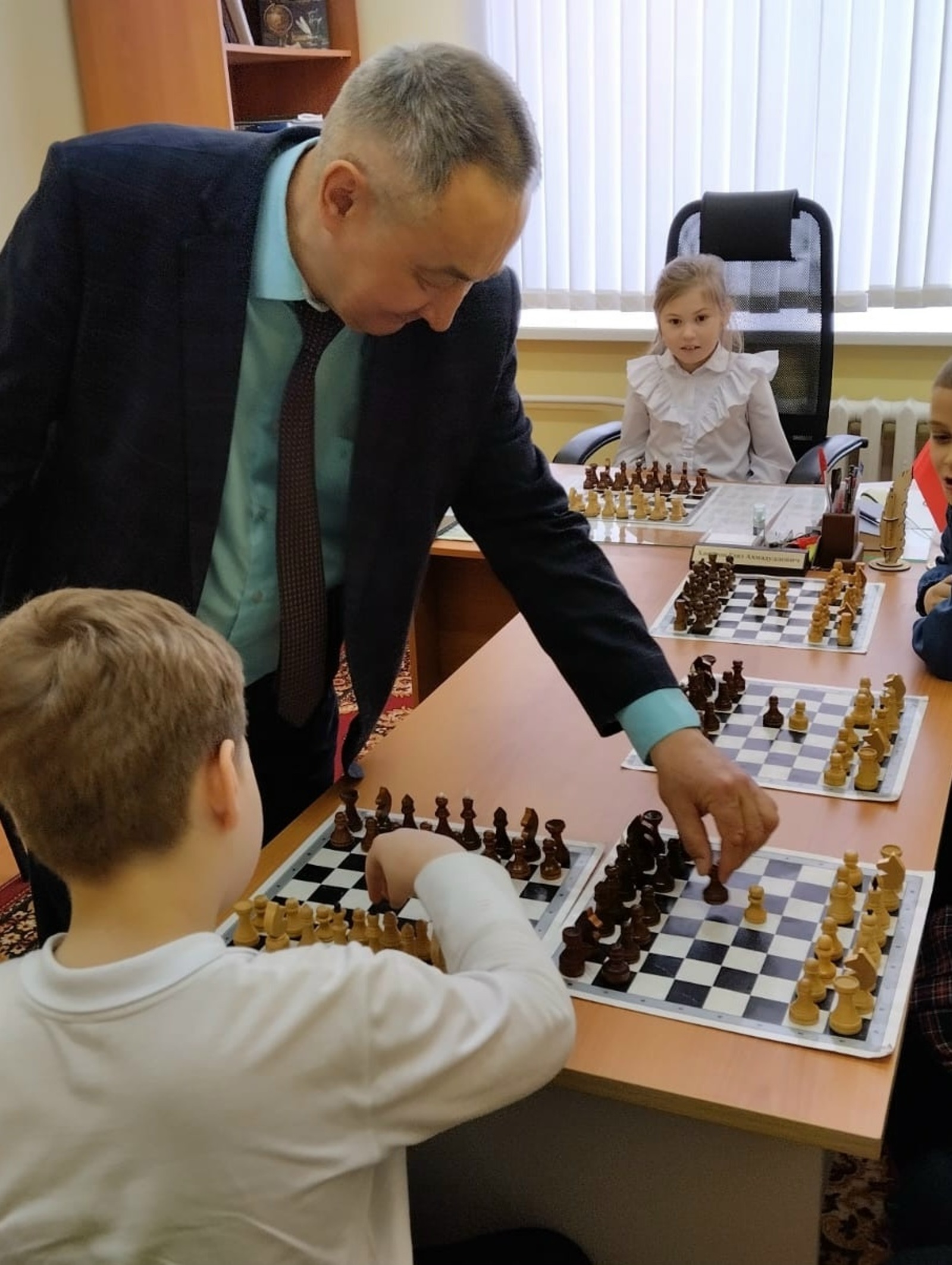 В школе села Акбердино директор сыграл в шахматы с учениками