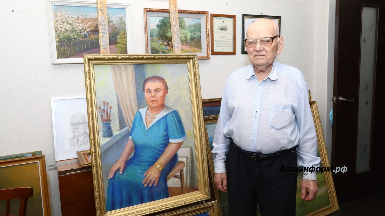 Чтобы помнили: 98-летний ветеран из Башкирии дарит свои картины школам