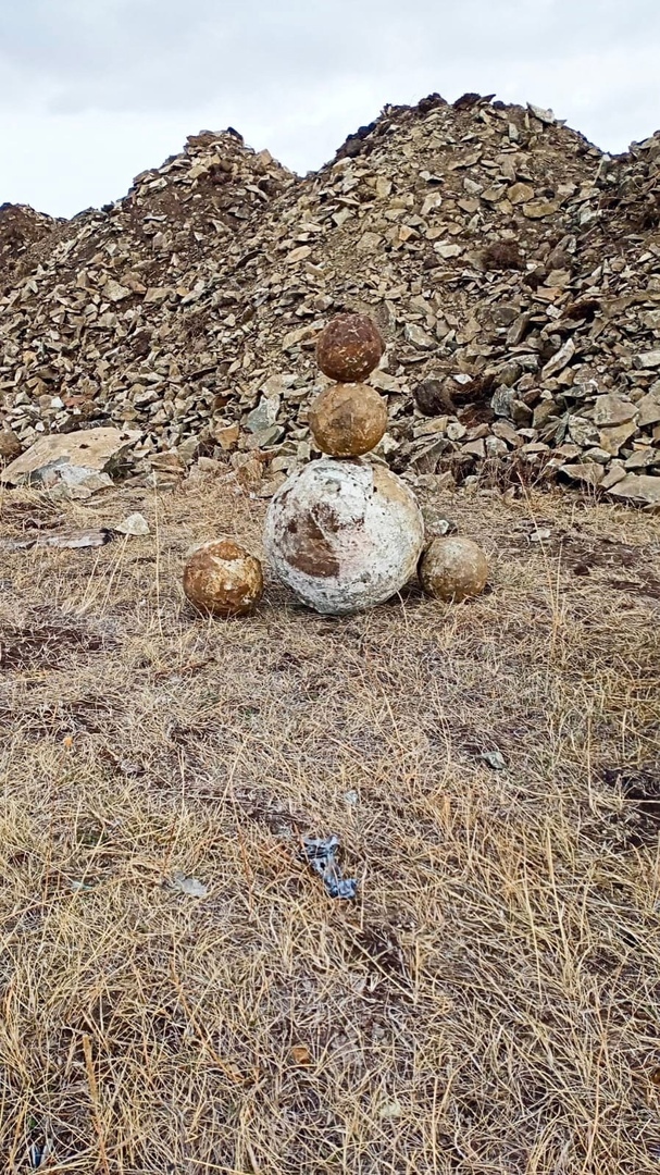 В Башкирии из земли достали идеально круглые камни