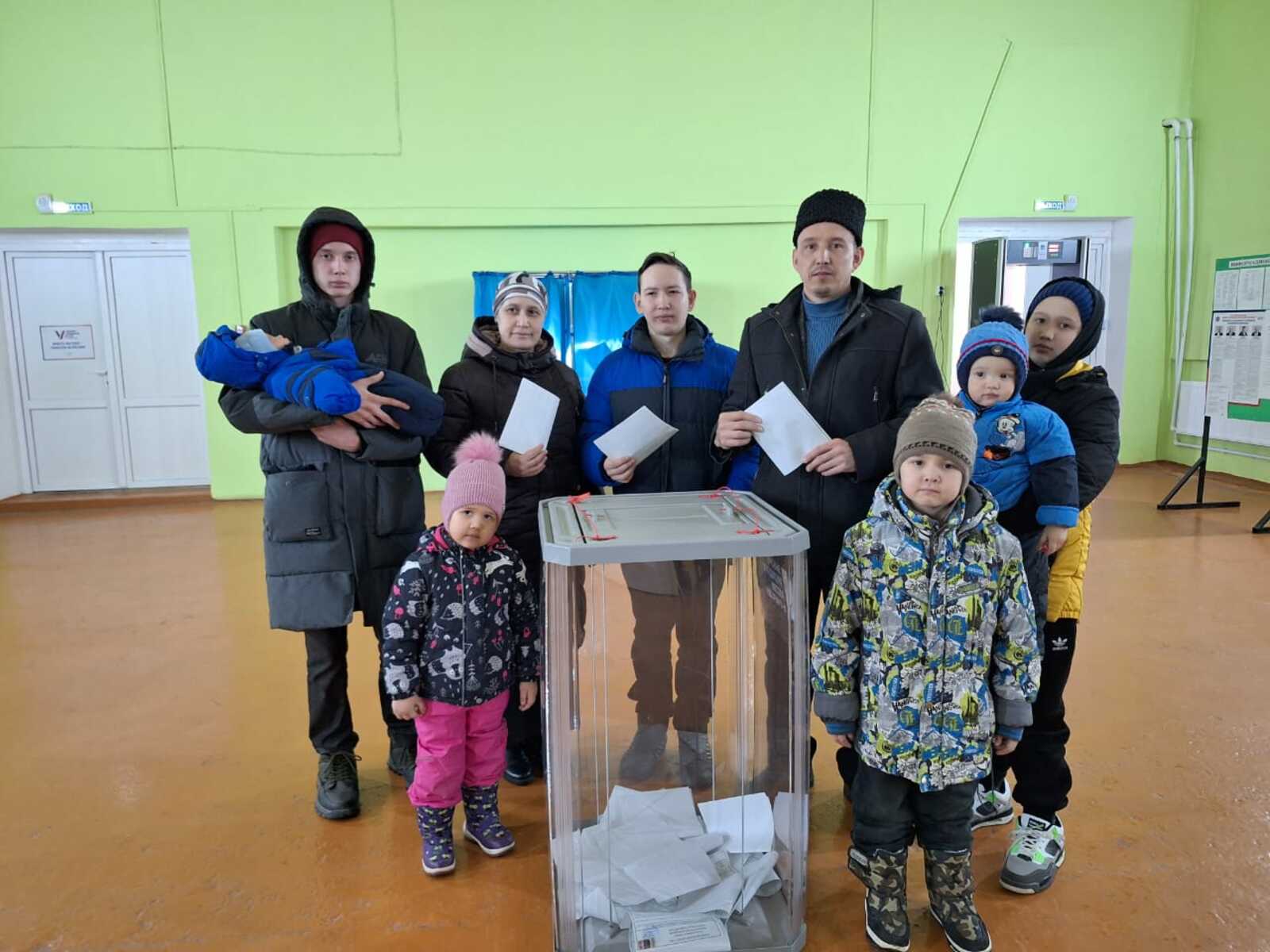 В Иглинском районе проголосовала многодетная семья, воспитывающая семерых детей