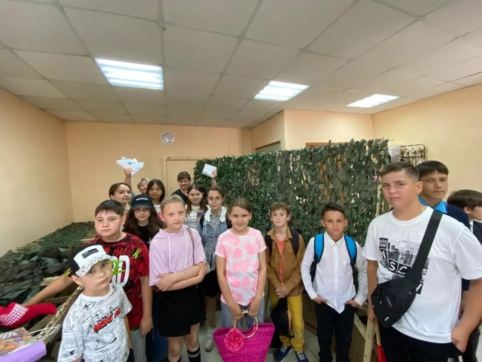 В Башкирии школьники помогают шить маск-сети для бойцов СВО