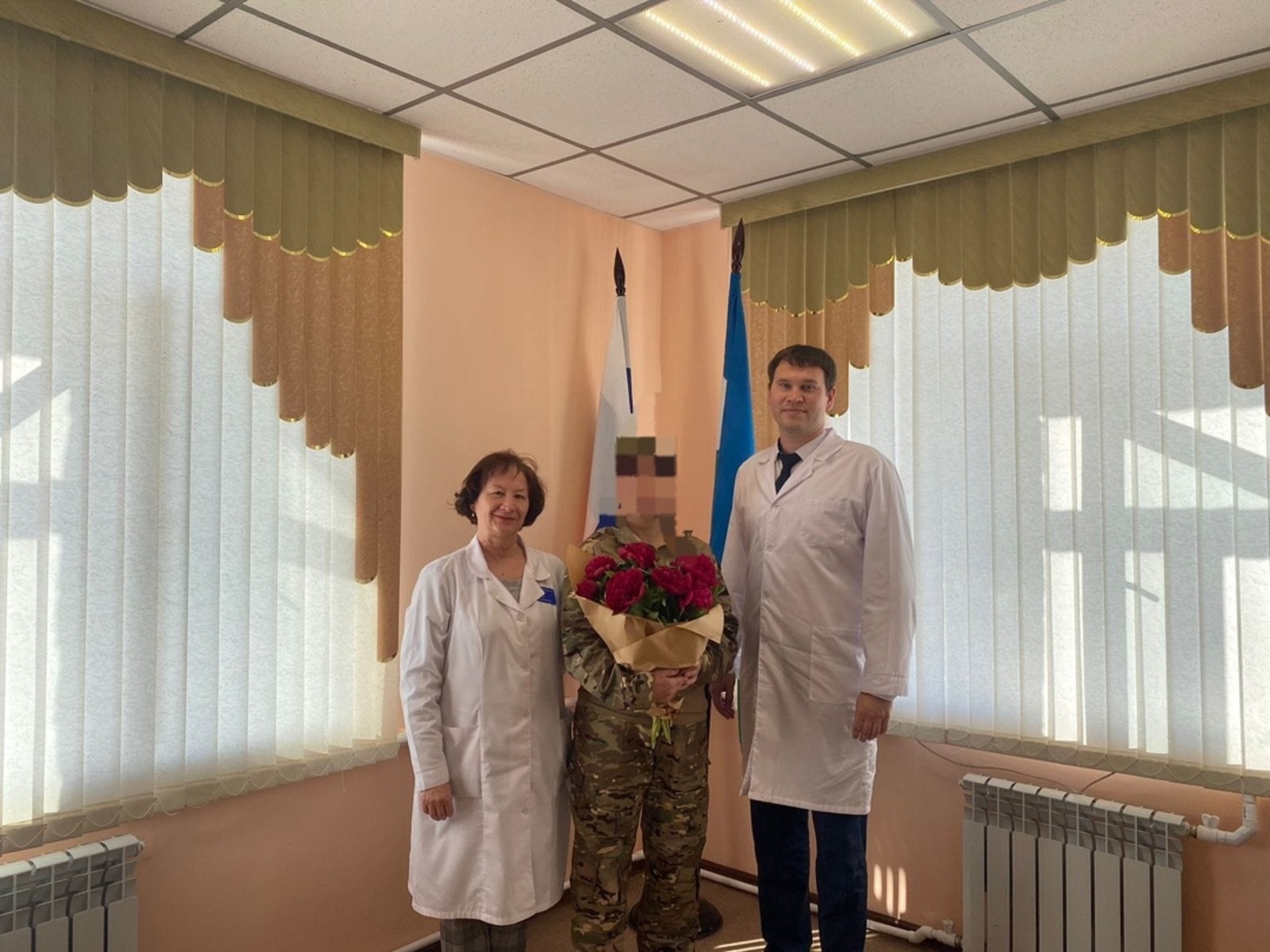 Контрактник "Шумахер" оказывает медпомощь раненым в зоне СВО