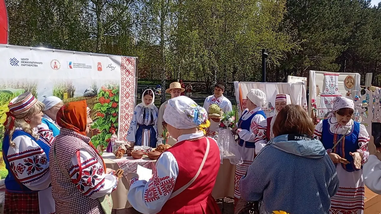 Белорусское подворье и «Алаторские ложкари» на фестивале дружбы народов