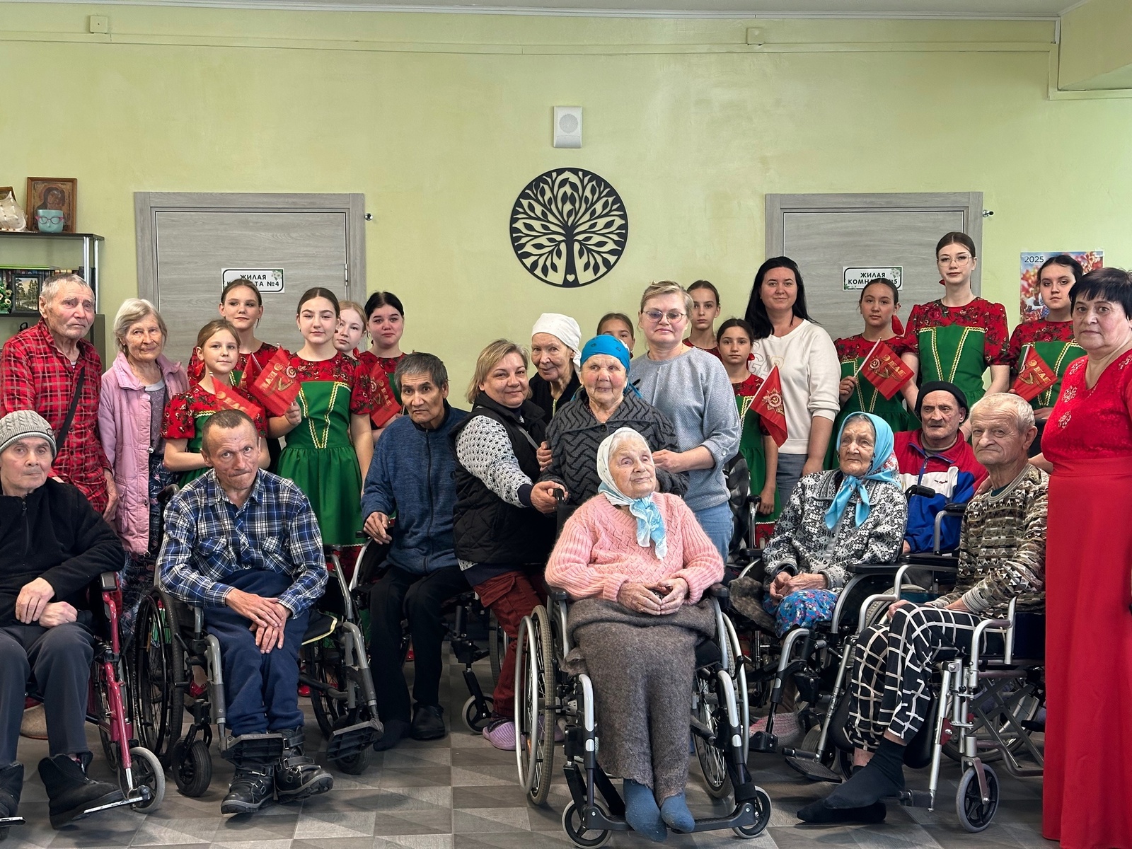 «Алаторские ложкари» подарили праздник жителям «Счастливого я»