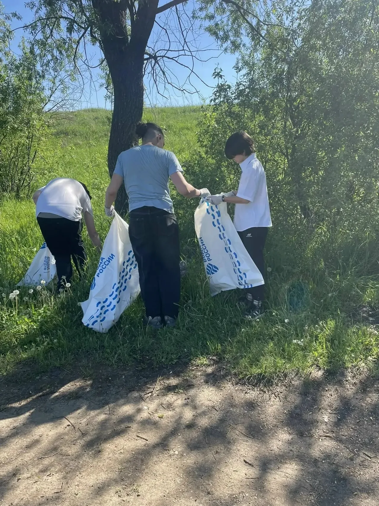 Вода России: алаторские школьники очистили берег пруда