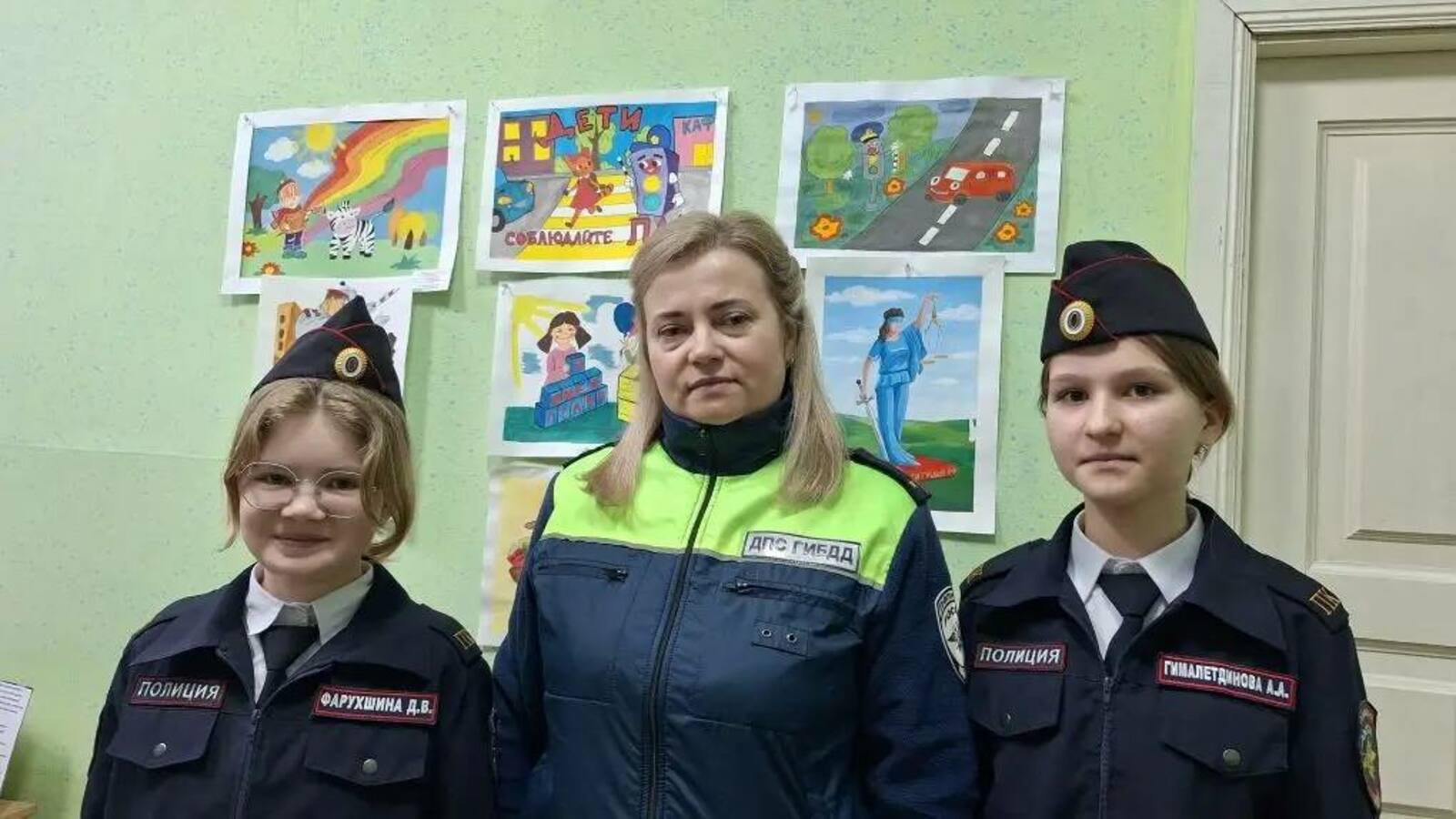 Юные инспекторы движения поздравили сотрудницу Госавтоинспекции с 8 Марта