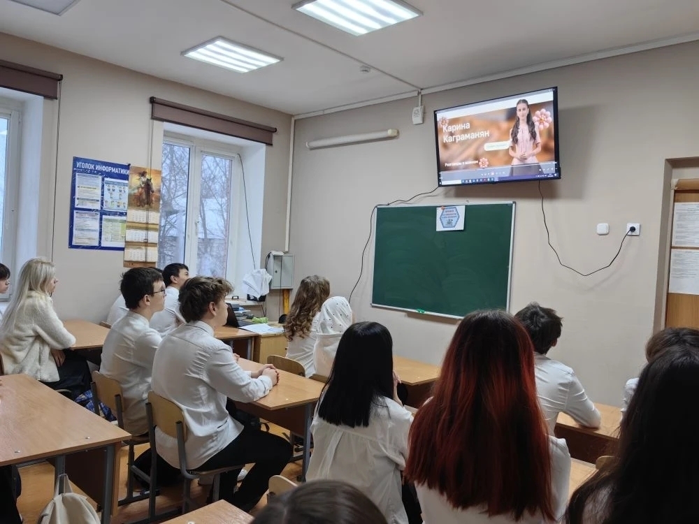 В школе села Карамалы школьникам рассказали, как защитить себя в цифровом мире