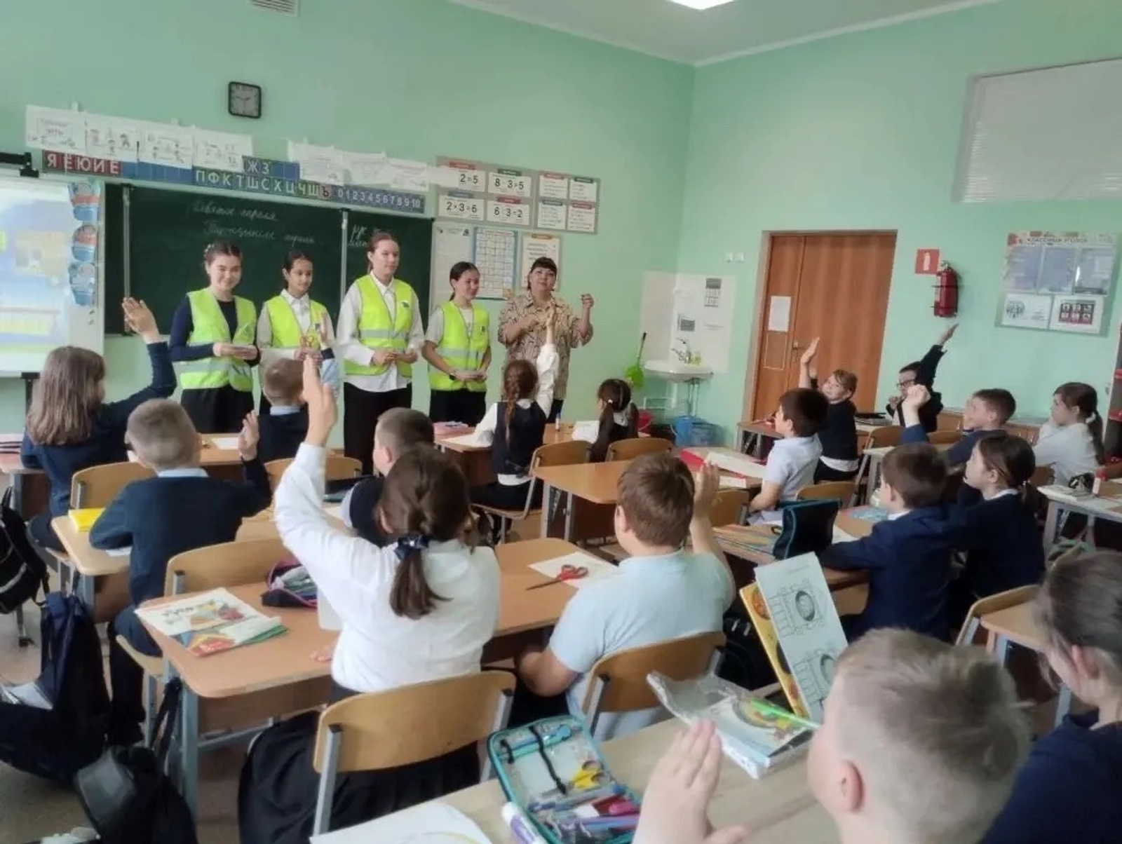 В Башкирии ко Дню космонавтики детям подарили «маячки» безопасности