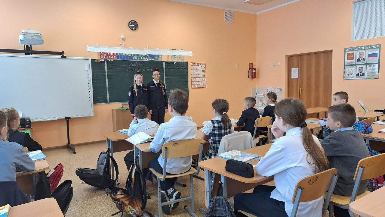 Юные инспекторы школы № 5 научили младшеклассников безопасной езде на велосипеде