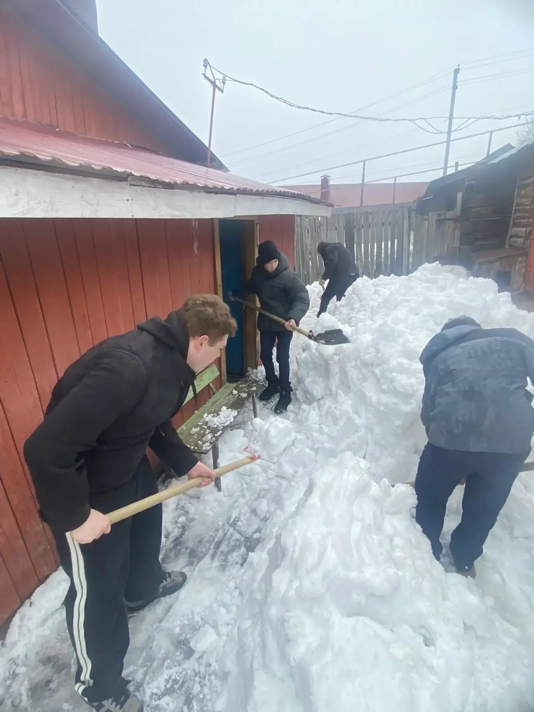 Волонтёры 8д класса пришли на помощь ветерану ВОВ