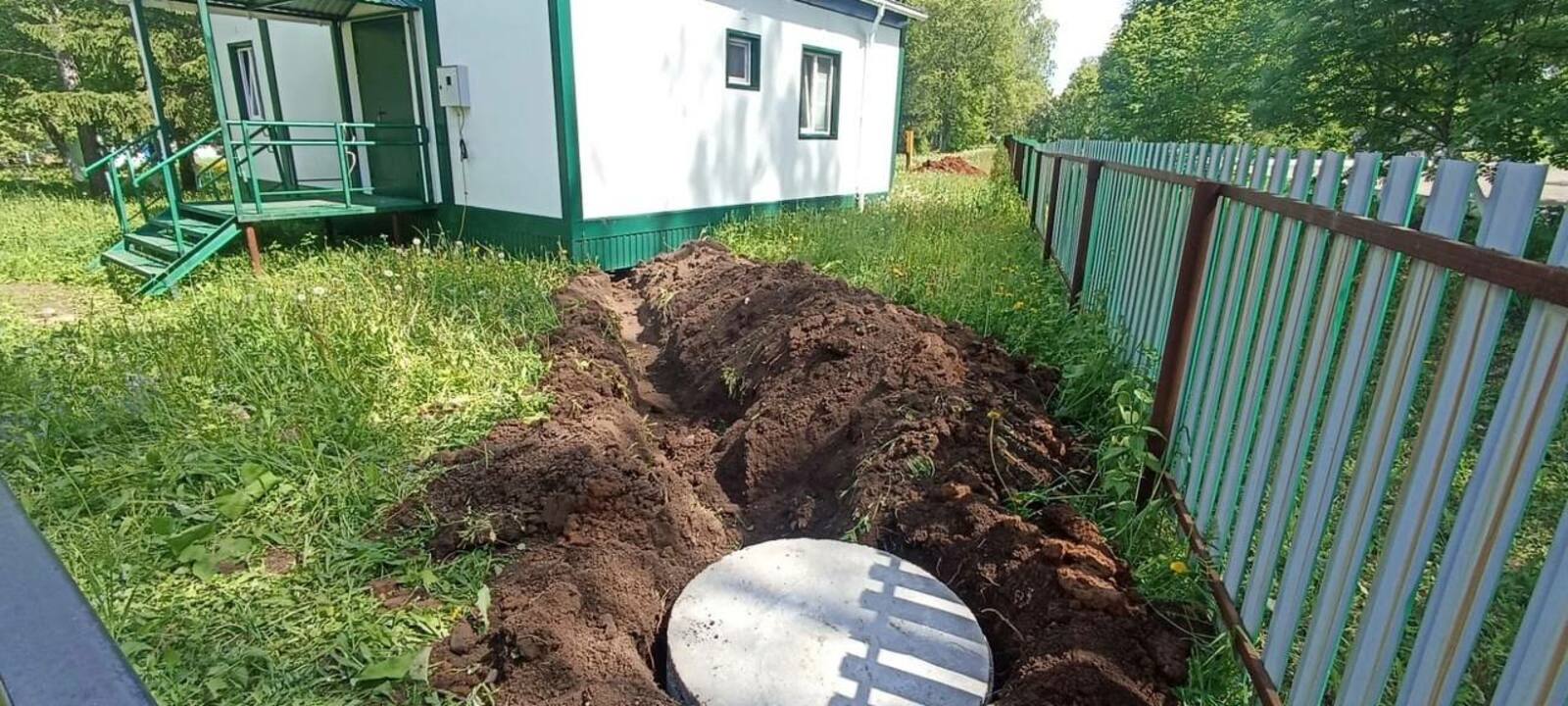 В селе Балтика продолжается благоустройство нового ФАПа