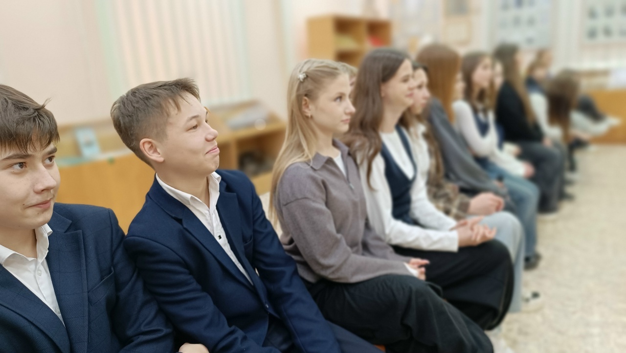 В  районном музее школьники совершили путешествие по страницам истории