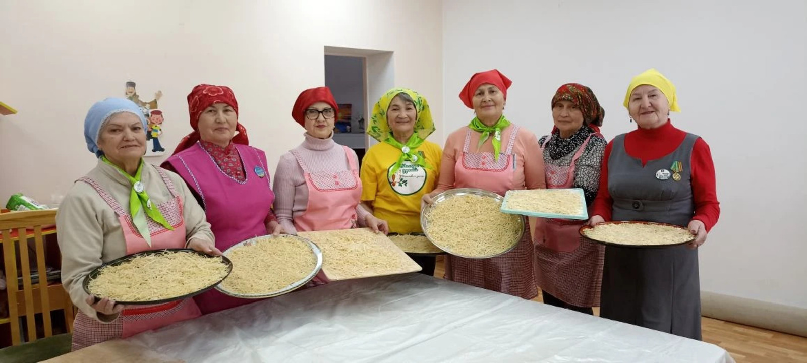 «Молоды душой»: серебряные волонтёры приготовили домашнюю лапшу