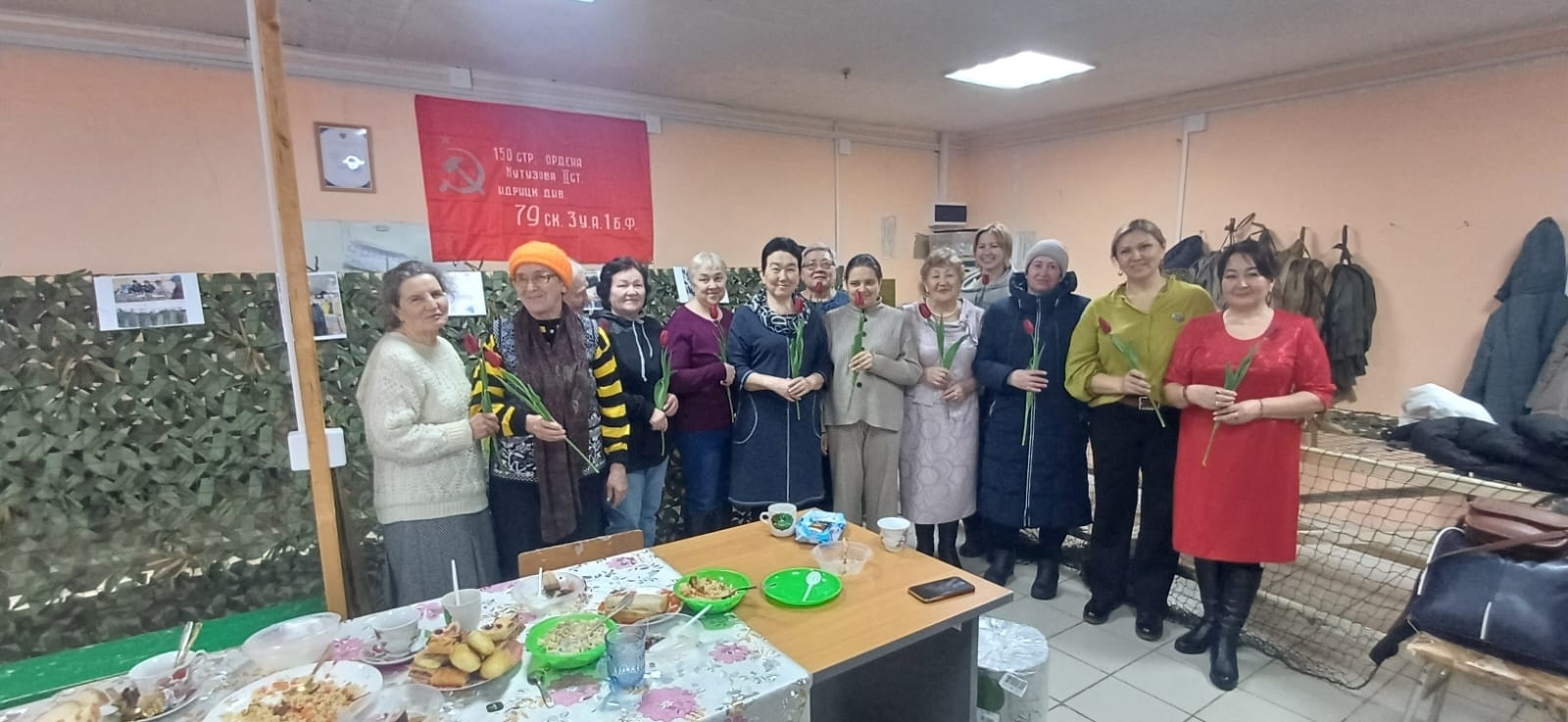 Тёплая встреча в штабе «Сила Родной Земли»: цветы, стихи и долгожданные гости