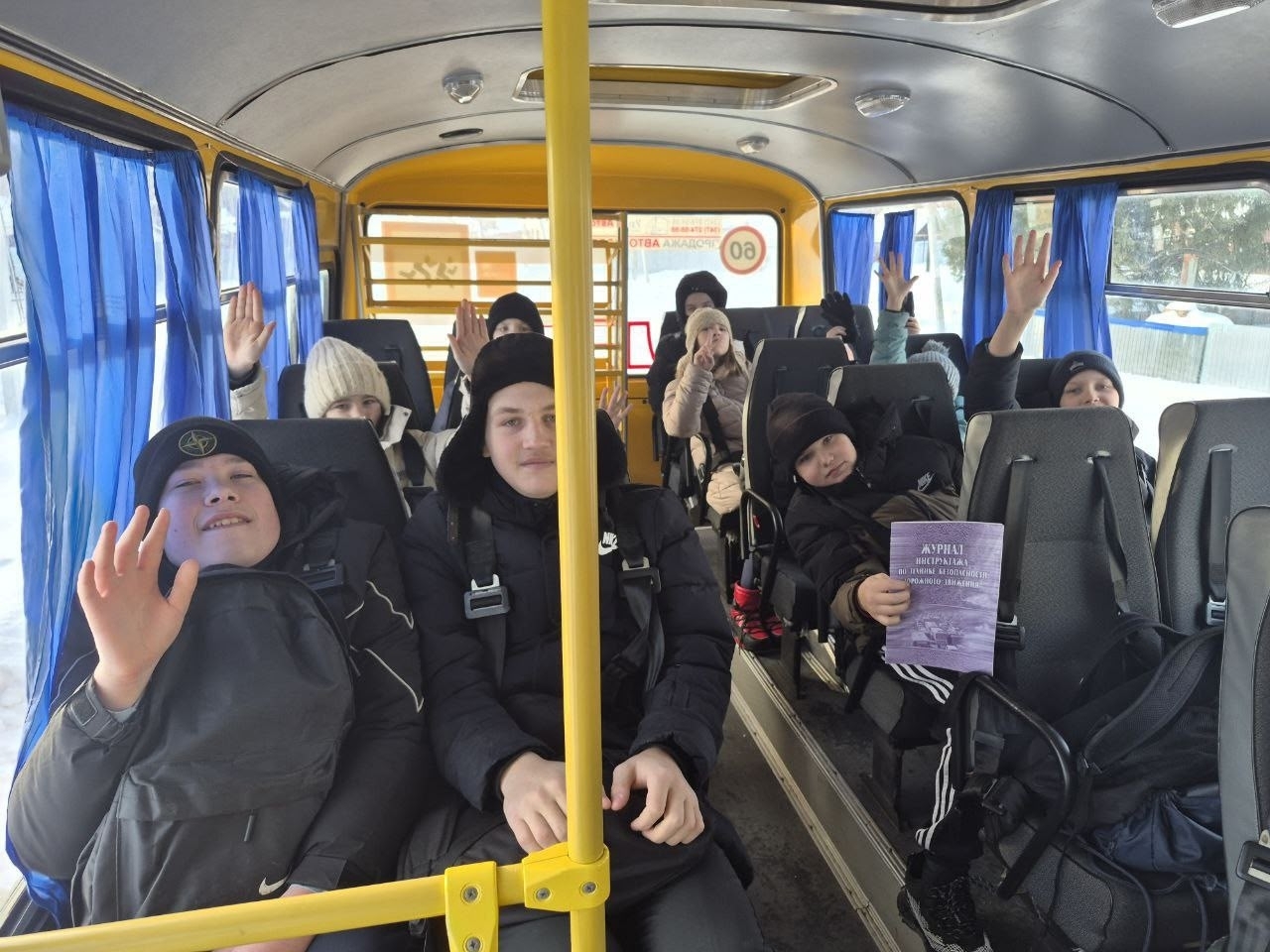 В Охлебинино юные инспекторы движения напомнили школьникам правила безопасности