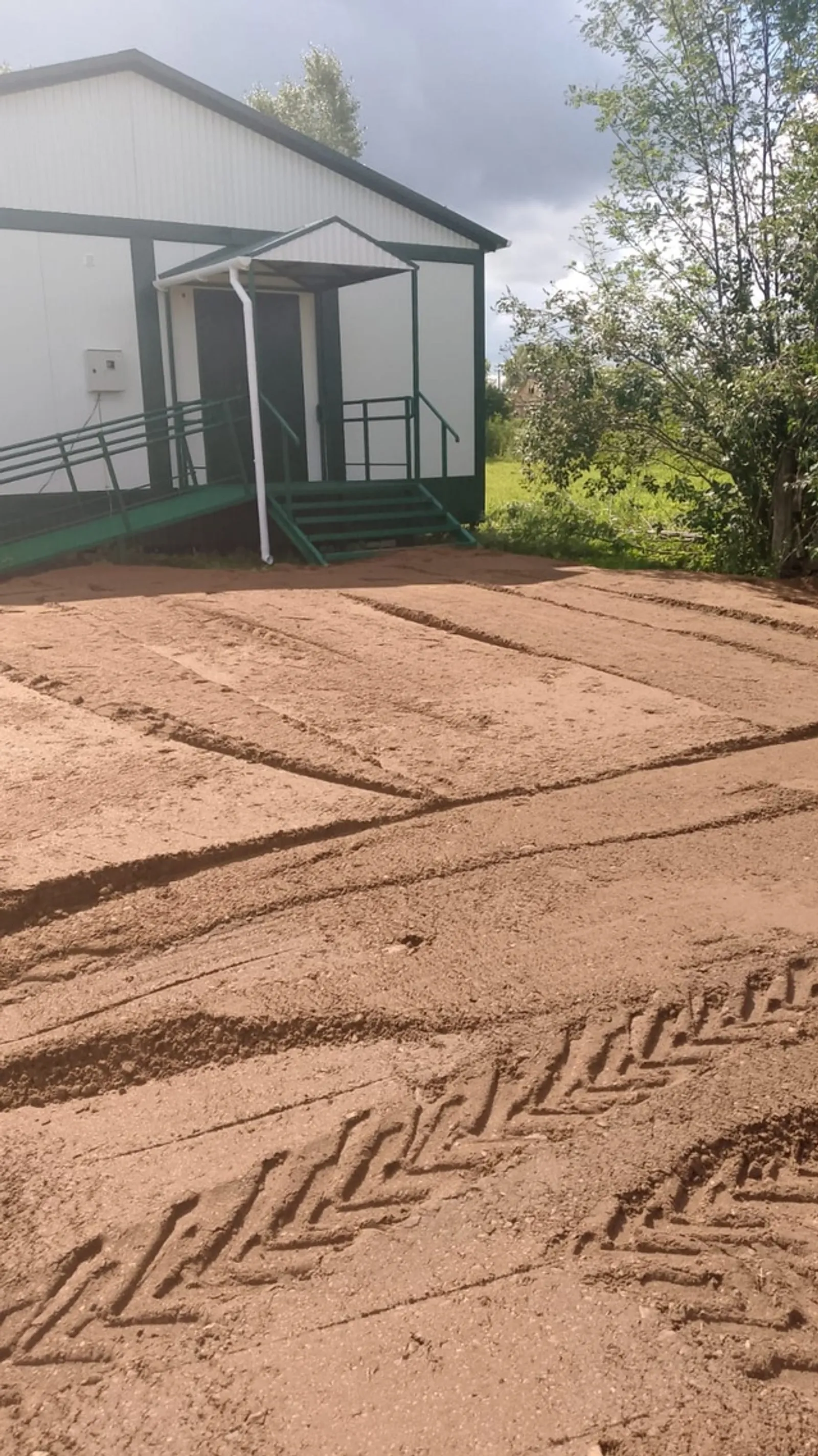 В деревне Урунда идет благоустройство нового ФАПа