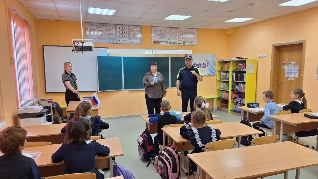 В Башкирии сотрудники ГИБДД провели занятия для младшеклассников по БДД