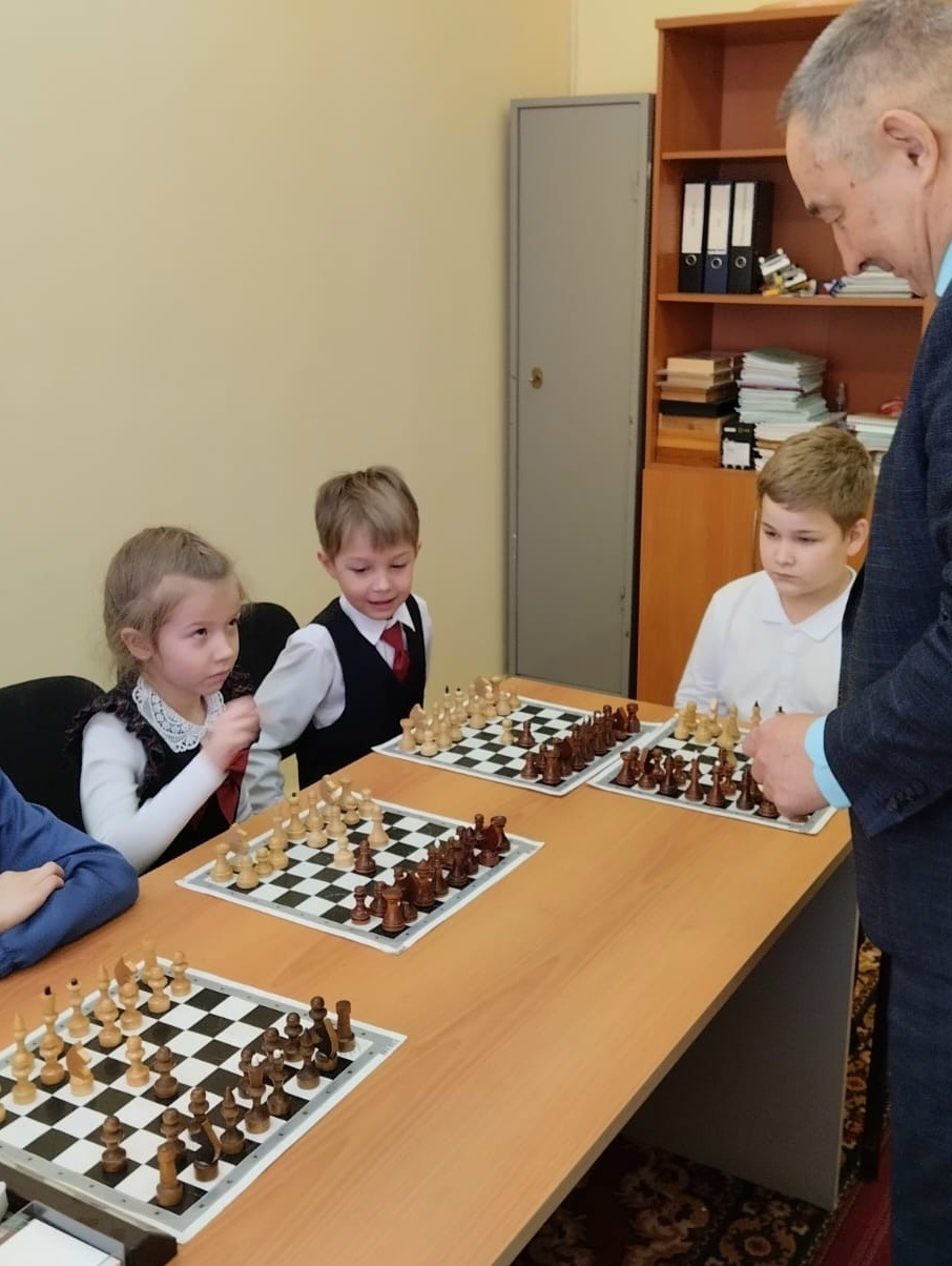 В школе села Акбердино директор сыграл в шахматы с учениками