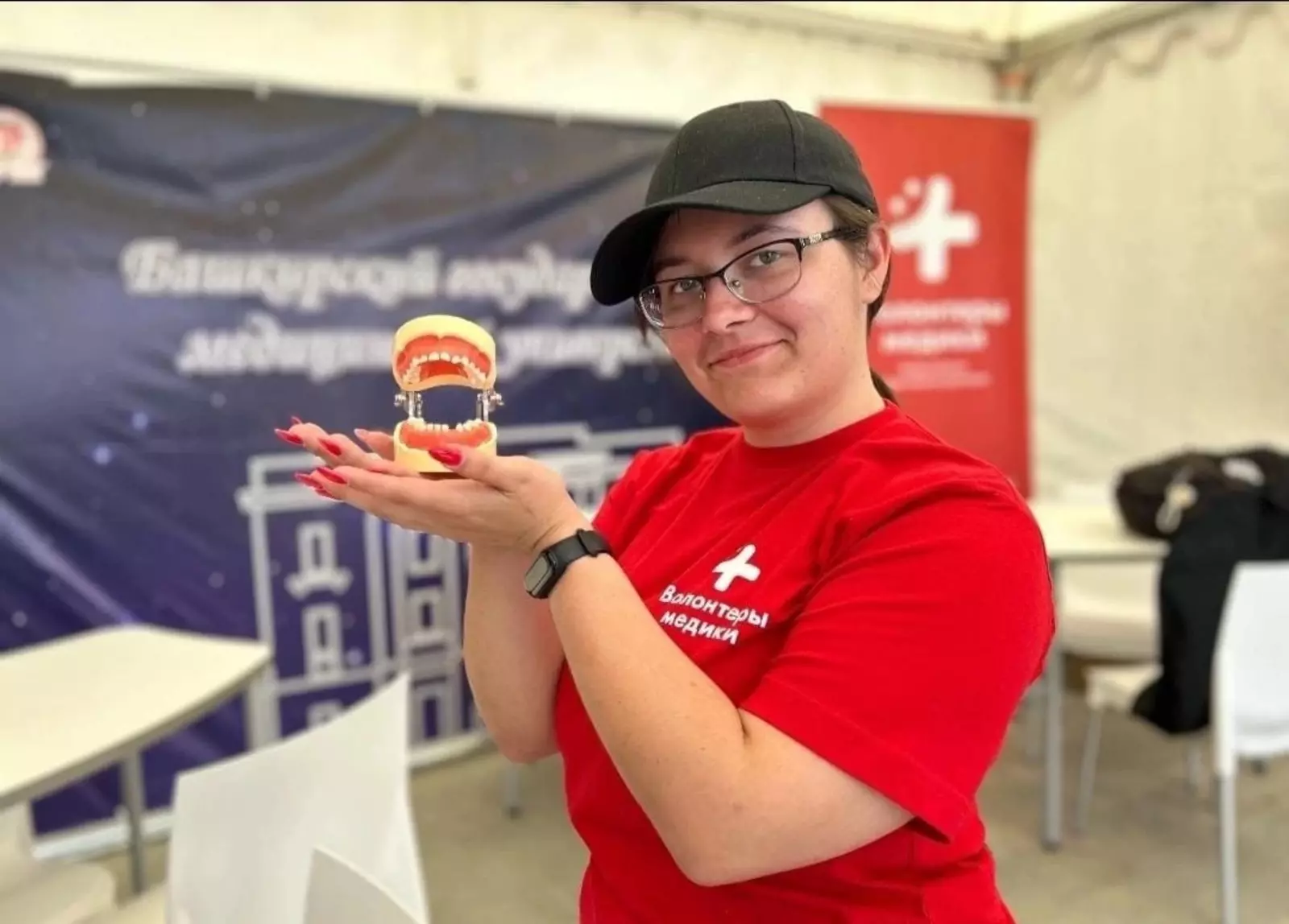 Мечтает стать врачом