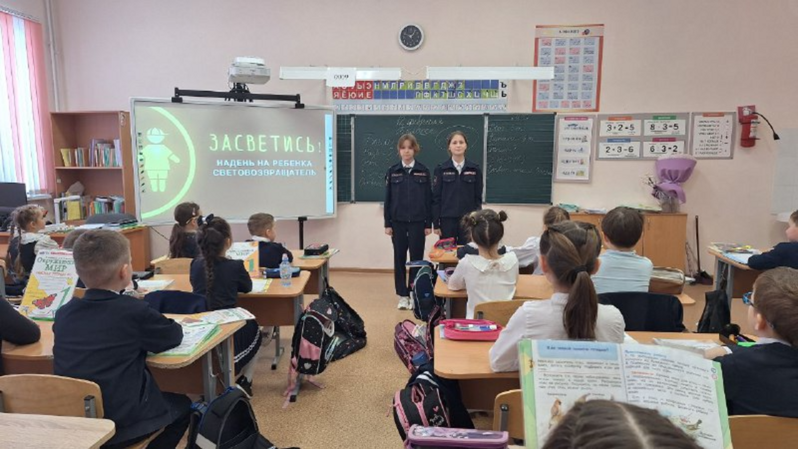 Юные инспекторы движения СОШ № 5 провели занятие для младших школьников