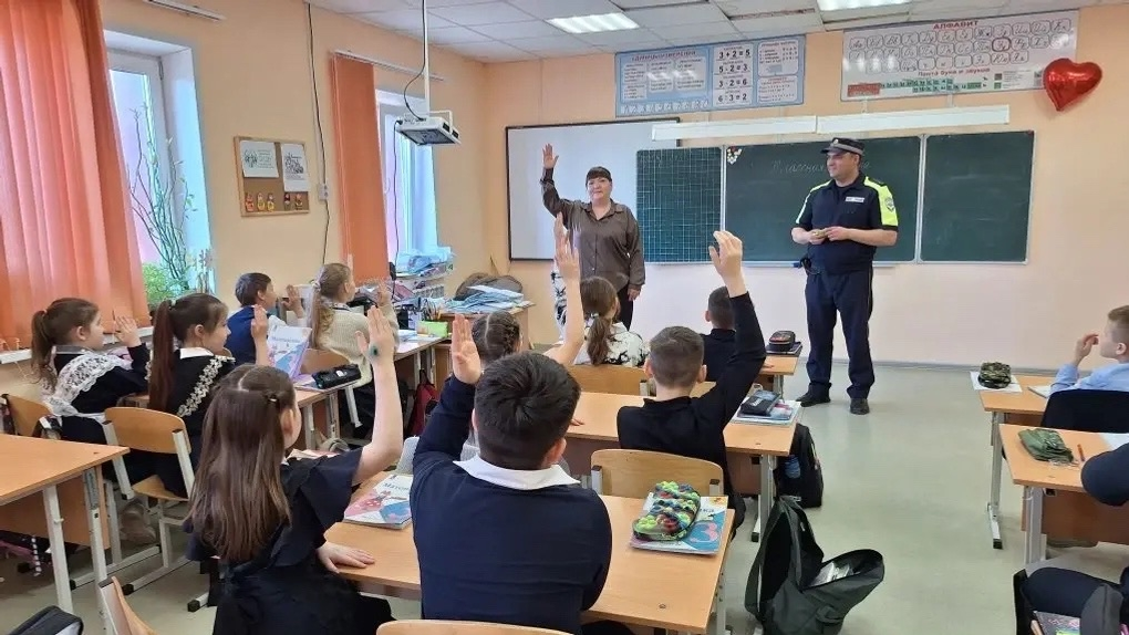 В Башкирии сотрудники ГИБДД провели занятия для младшеклассников по БДД