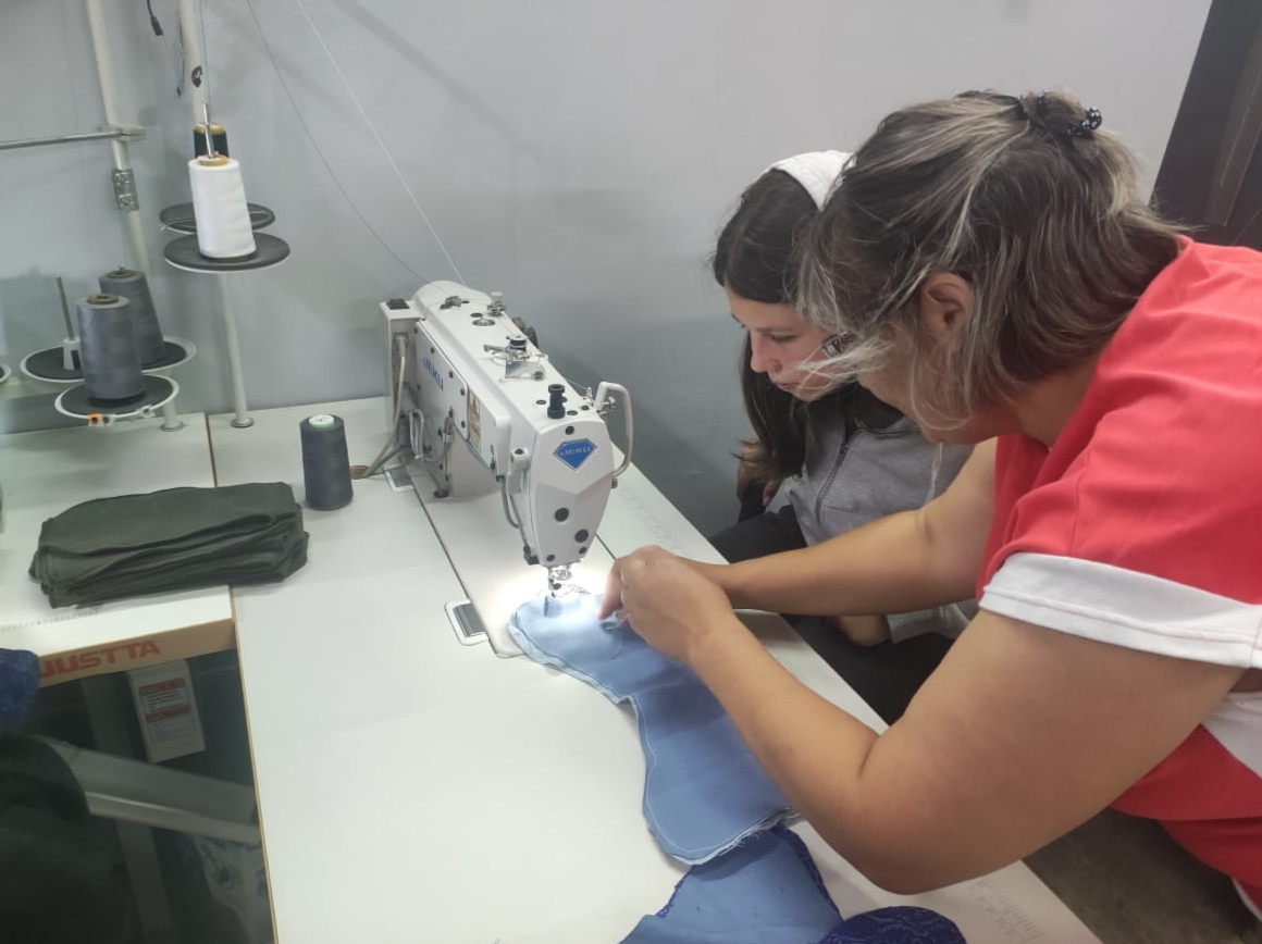 В штабе "Время помогать" прошел мастер-класс по изготовлению подушки "Кость"