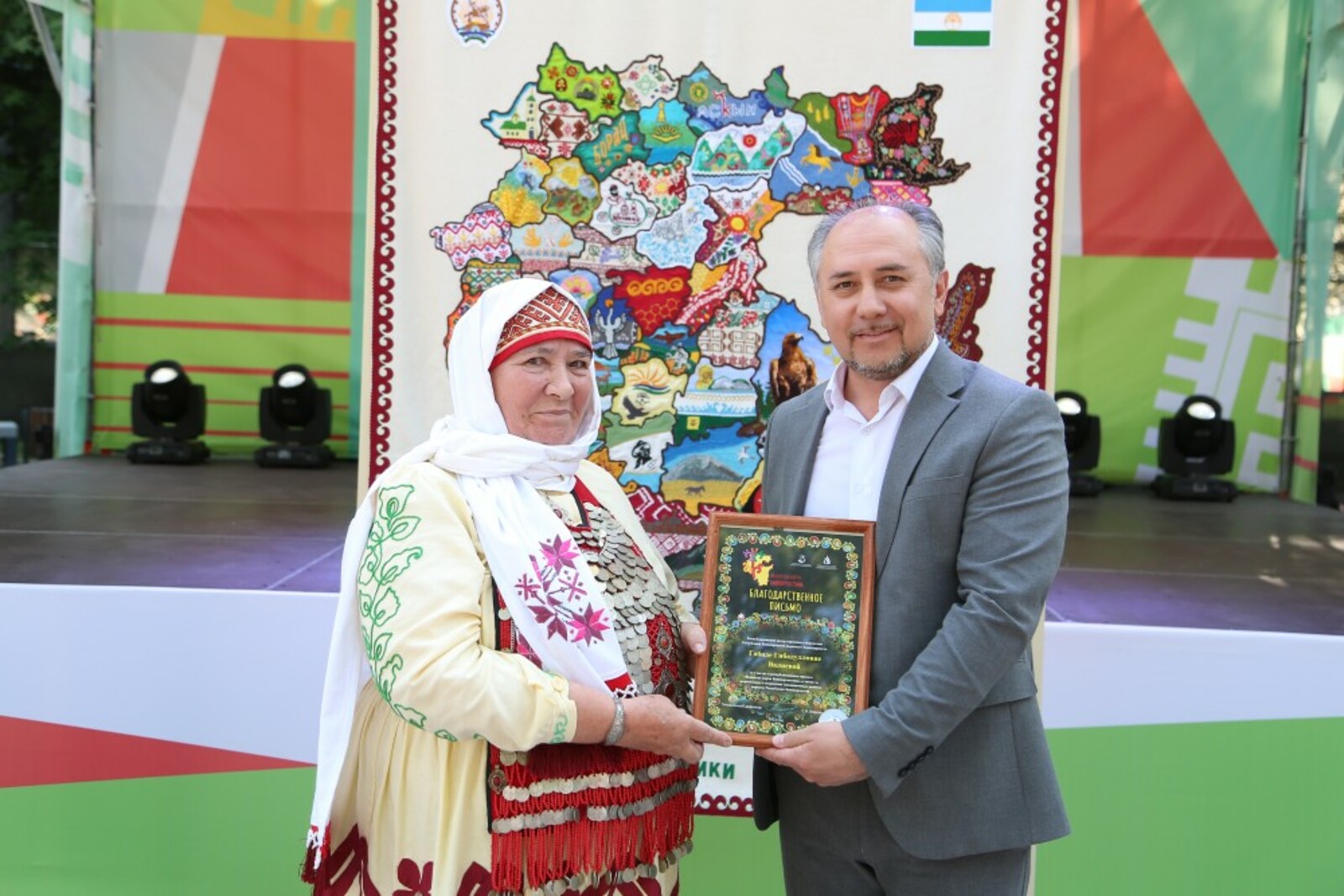 Иглинская мастерица вышила карты 26 муниципалитетов Башкортостана