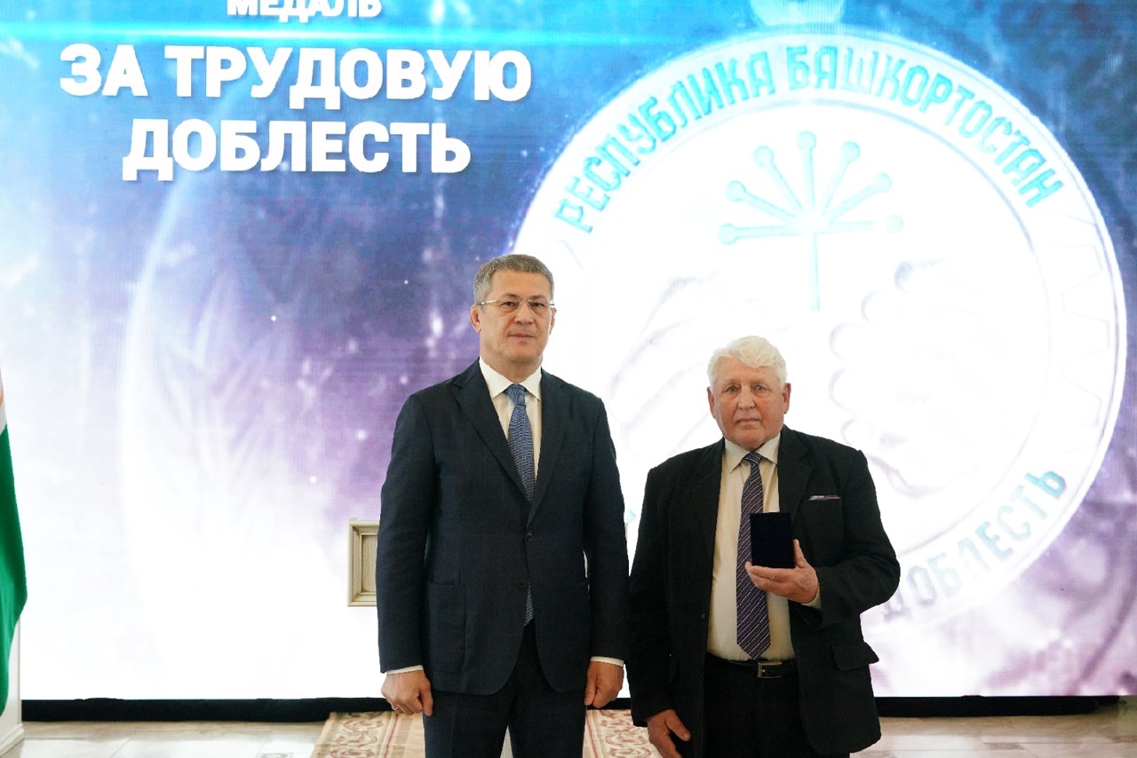 Радий Хабиров вручил иглинцам высокие государственные награды