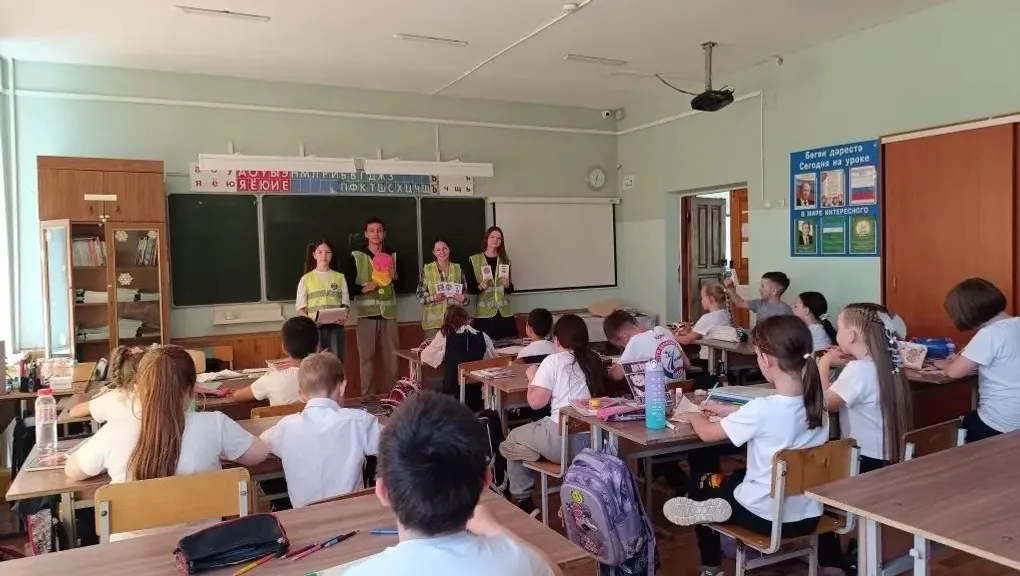 Юные инспекторы движения напомнили школьникам правила дорожной безопасности